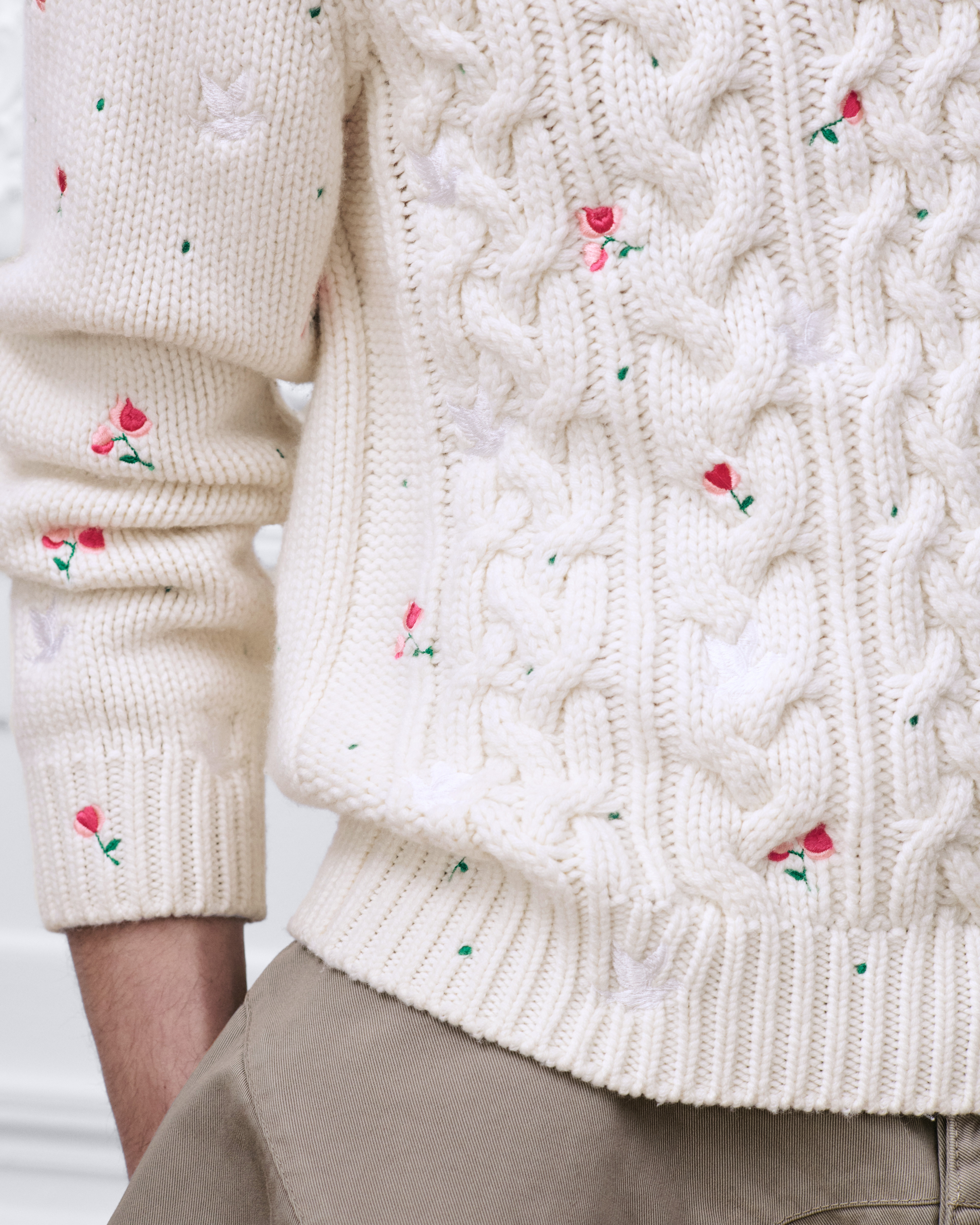 look_image_alt_prefix Pullover mit Blumenstickerei Kaschmirstrick in Weiß E10