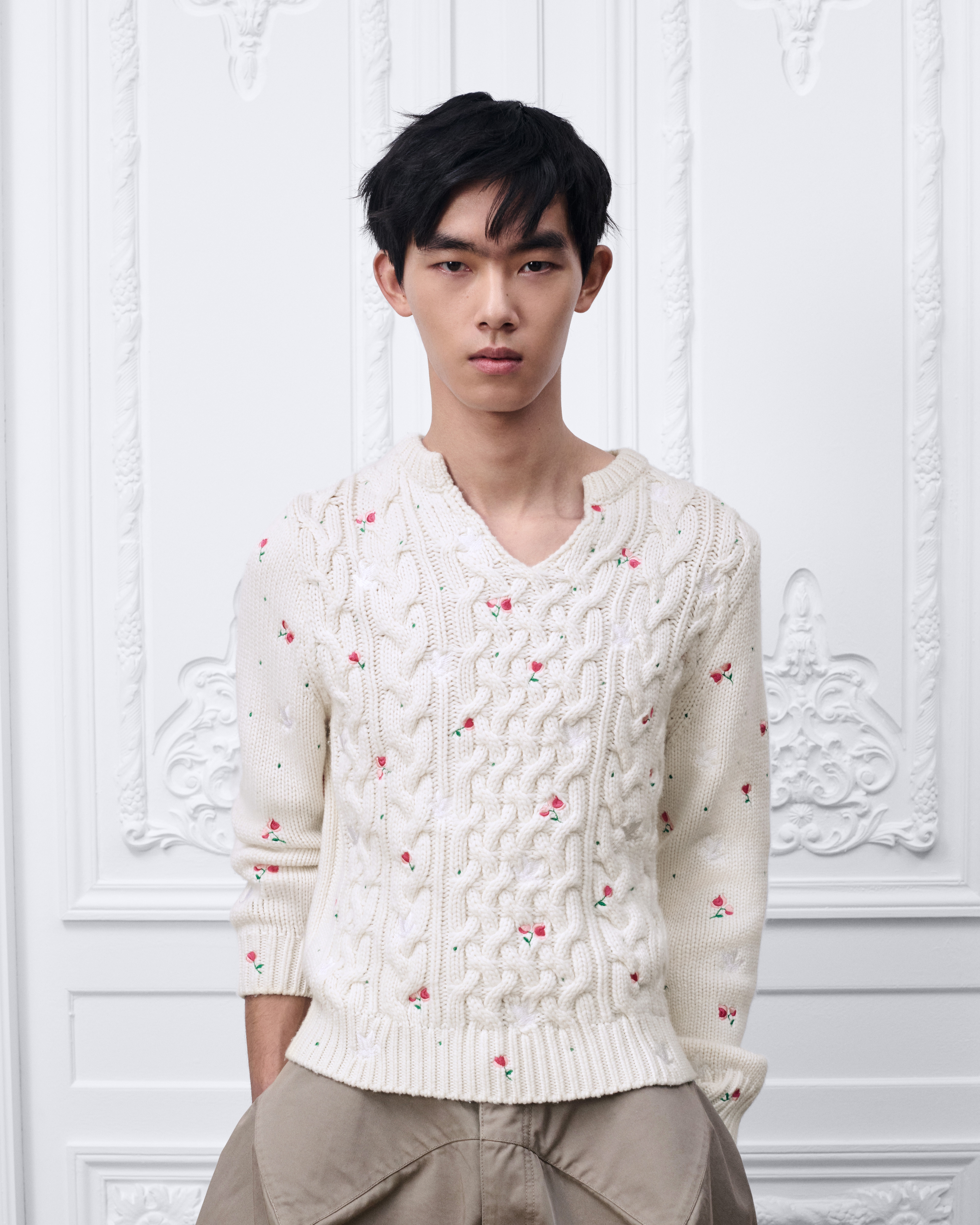 look_image_alt_prefix Pullover mit Blumenstickerei Kaschmirstrick in Weiß E11