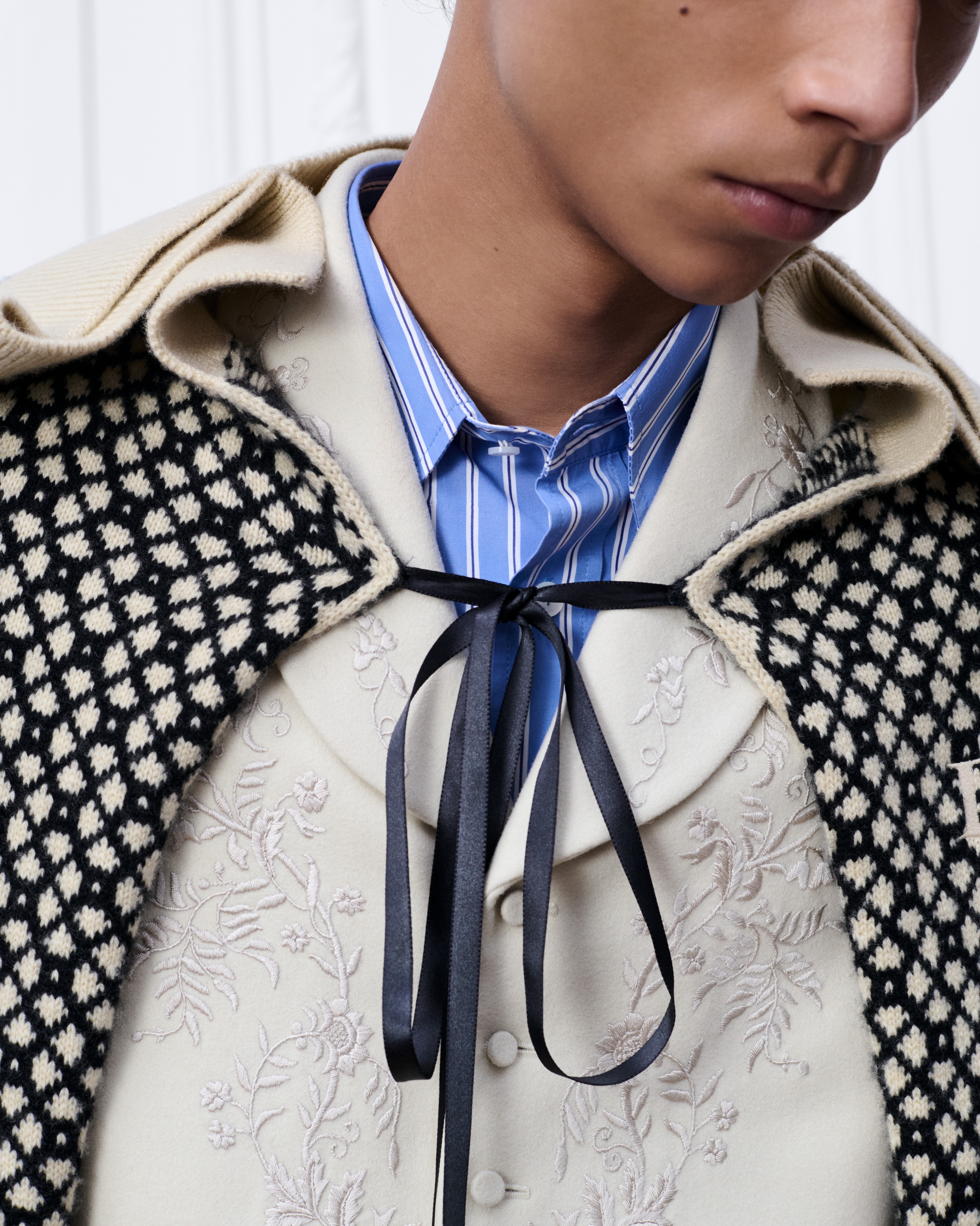 Look Cape Jacquard de cachemire écru et noir E20