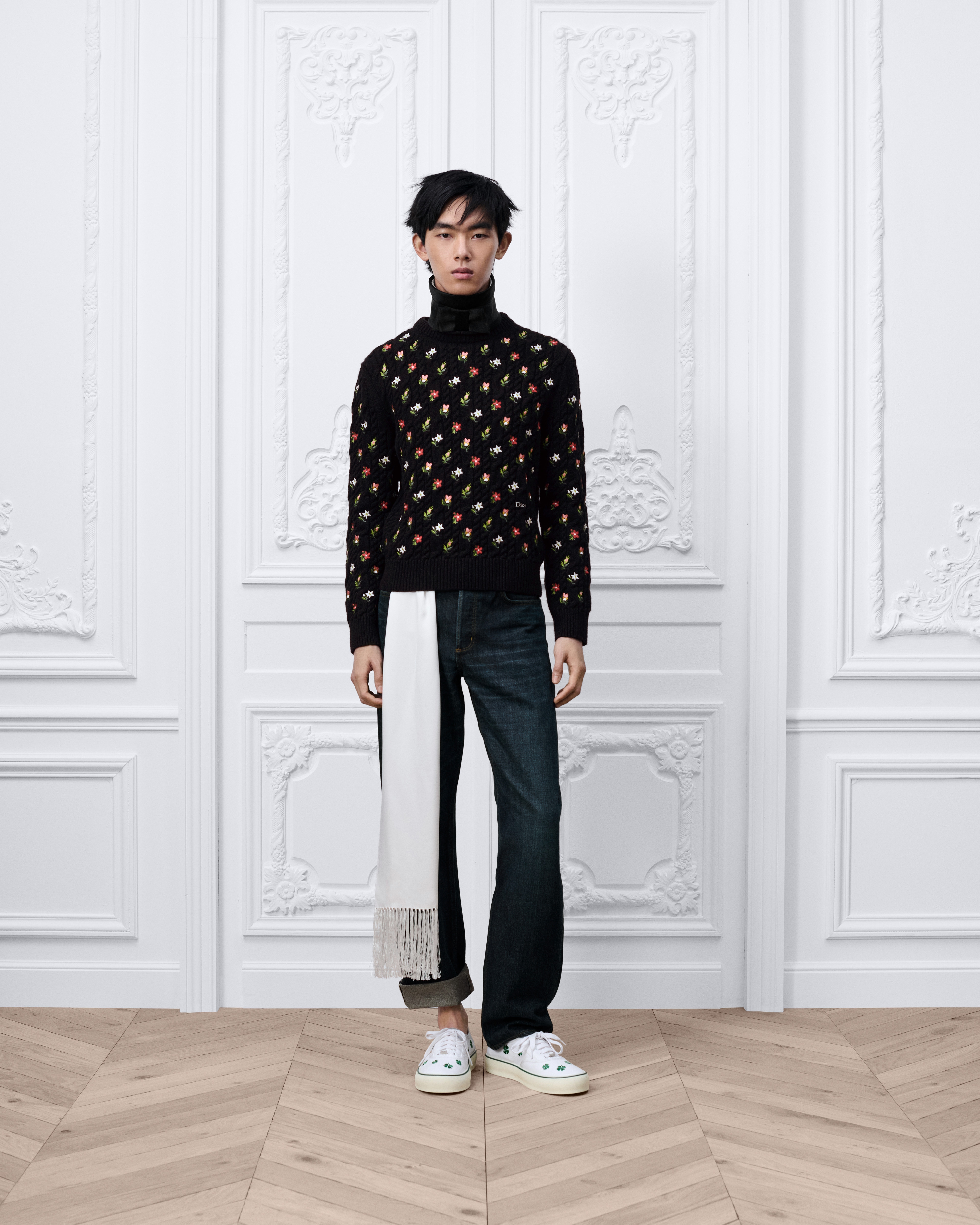 look_image_alt_prefix 花卉刺繡毛衣 黑色羊絨織物 E08