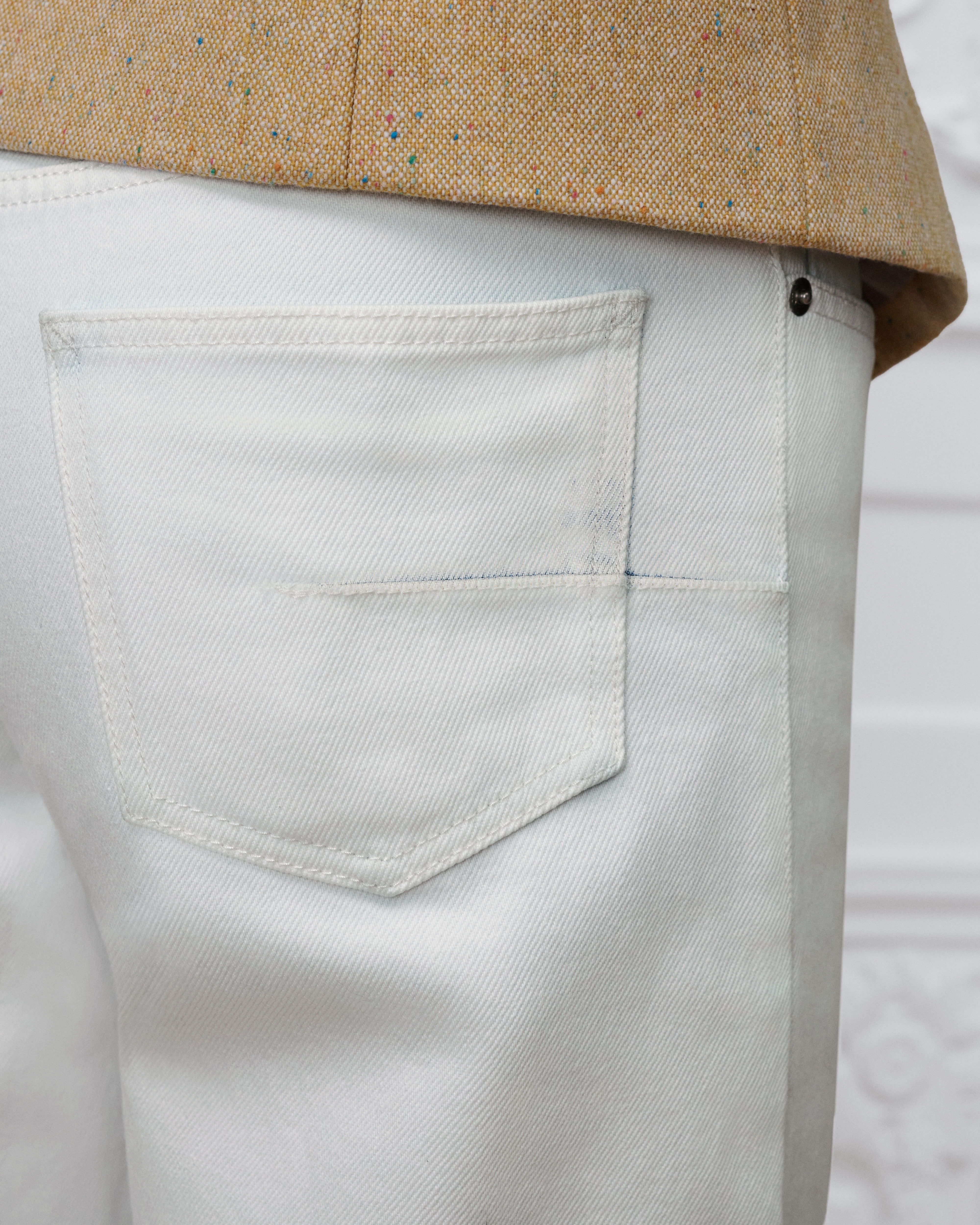 Jeans com corte normal longo Twill de algodão azul délavé E16