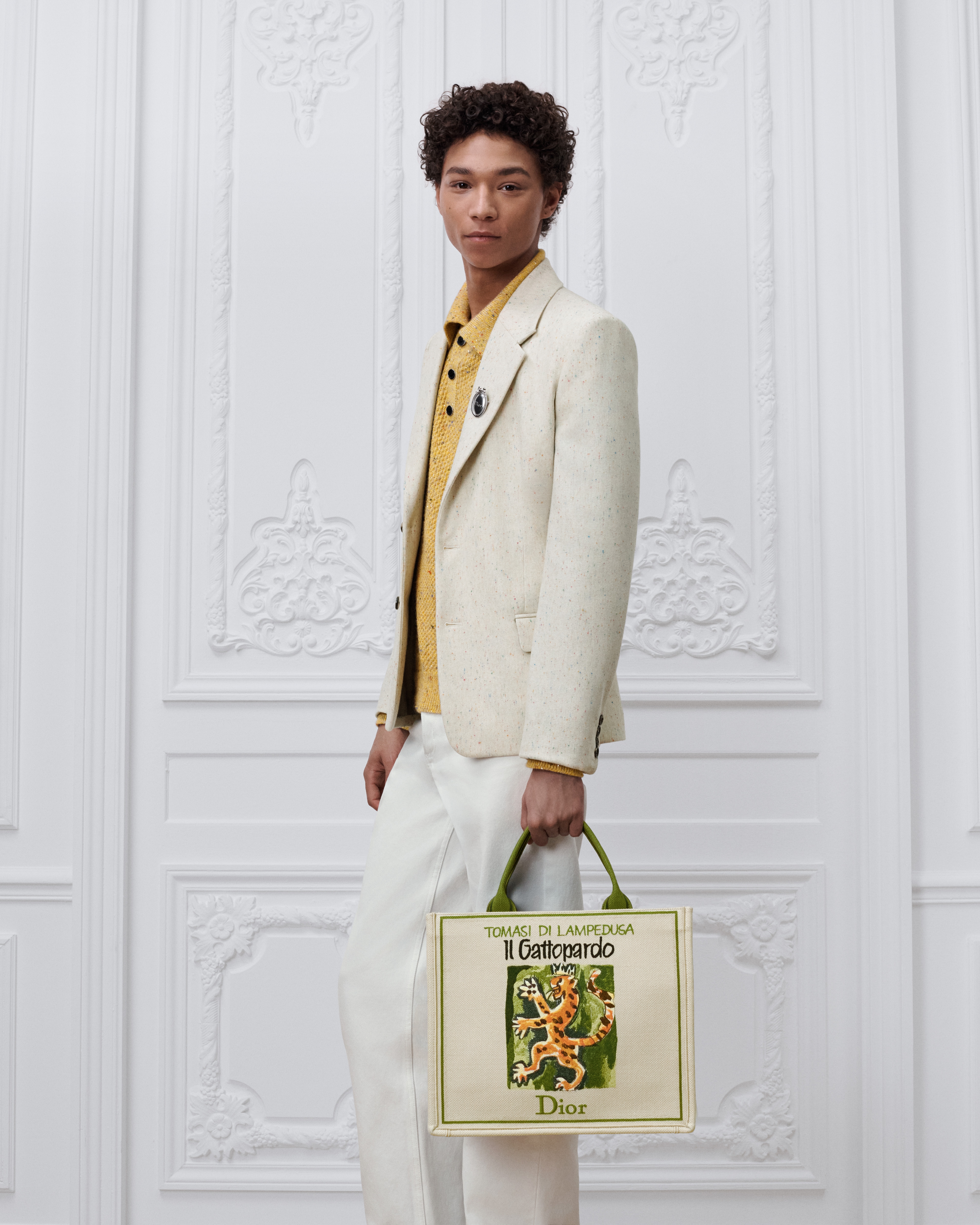 กระเป๋า Medium Dior Book Tote พร้อมสาย ลายปัก Book Cover หลากสีสันบนพื้นสีเบจ (36 x 31.5 x 14 ซม.) E19