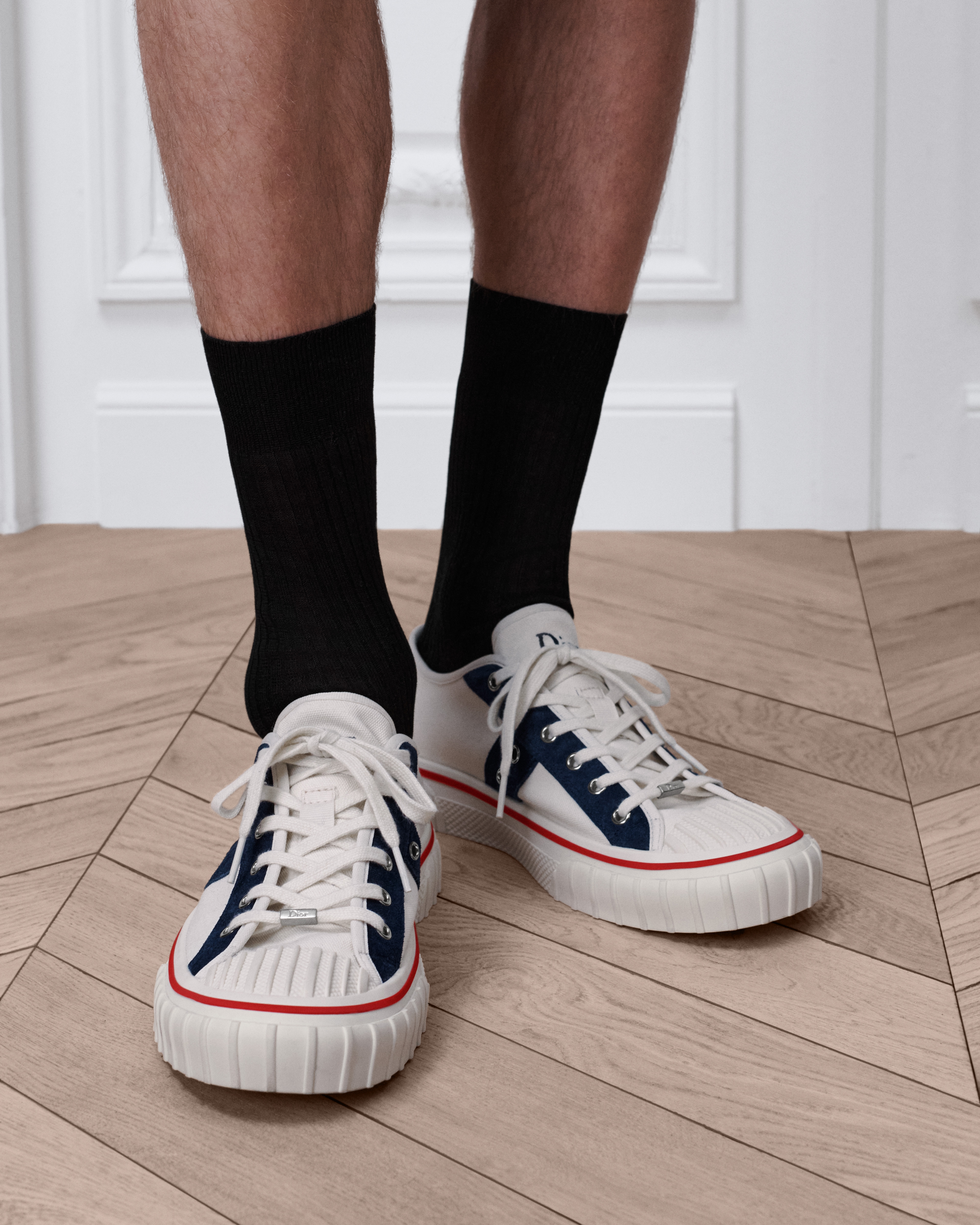 Sneaker Dior Hooper basse Toile blanche et veau velours bleu marine E23