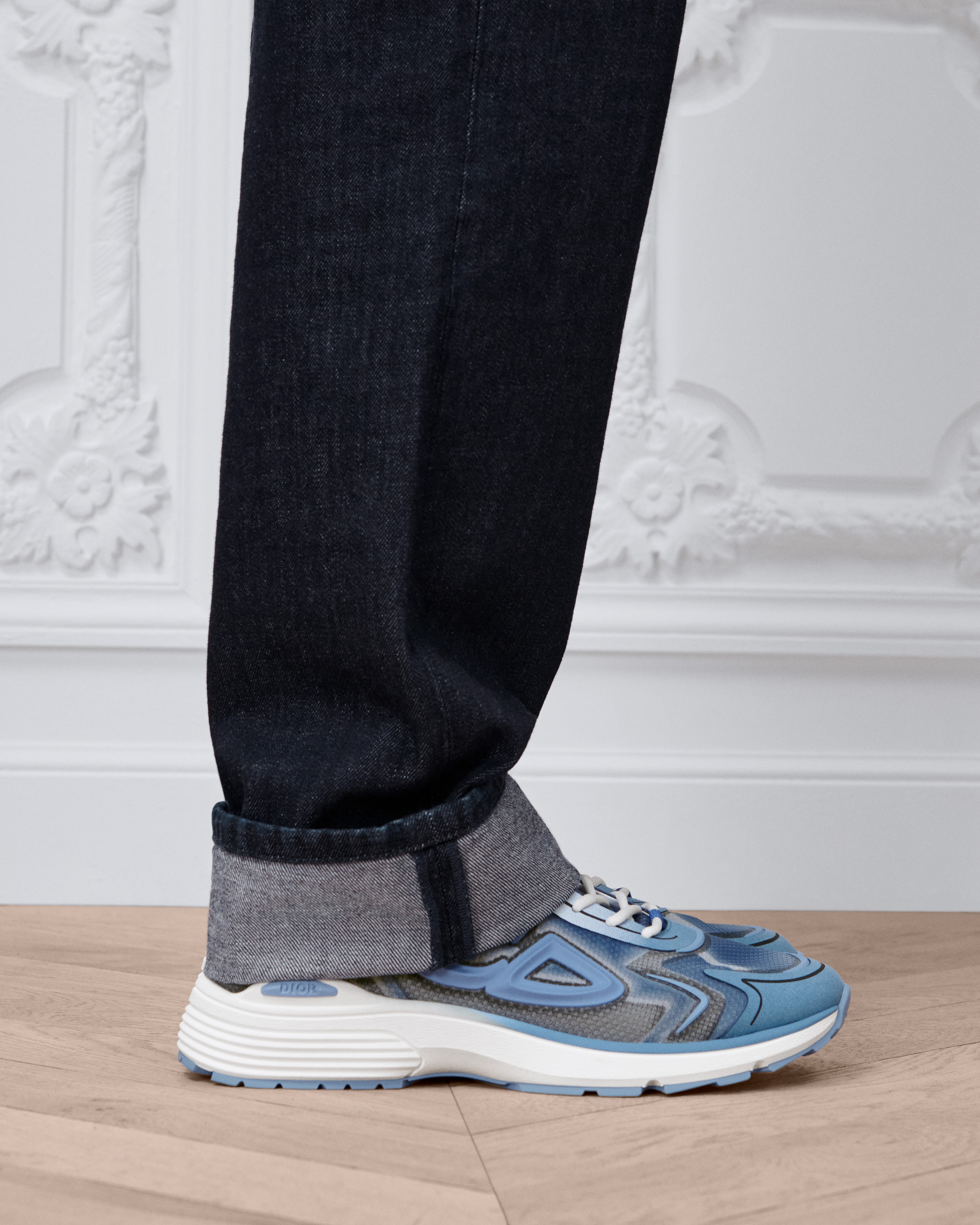 Sneaker B30 Countdown Tech Nailon N3O semitransparente con degradado azul, tejido técnico gris y azul, y goma azul E23
