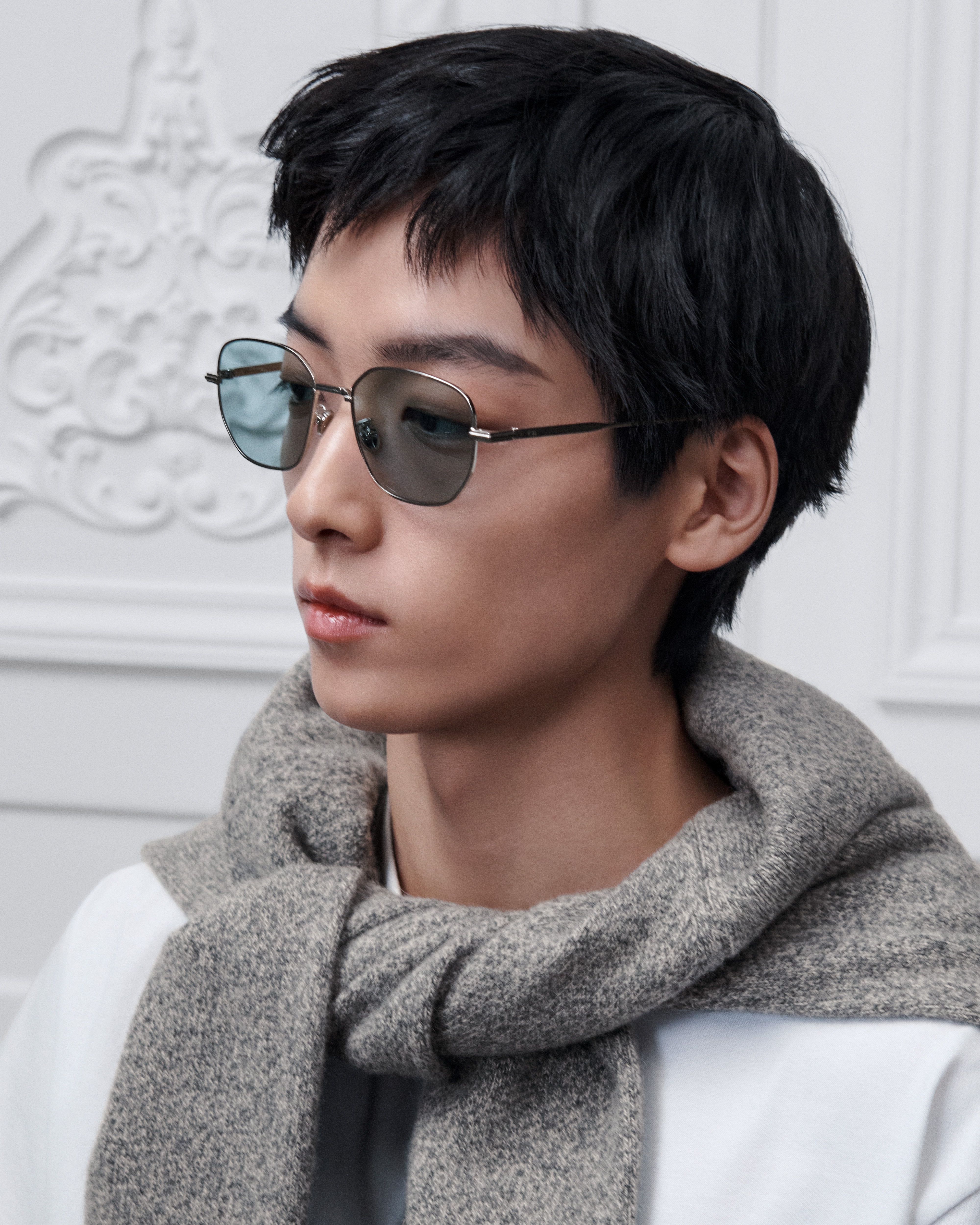 DiorBlackSuit S22U Lunettes de soleil carrées bleu clair E29
