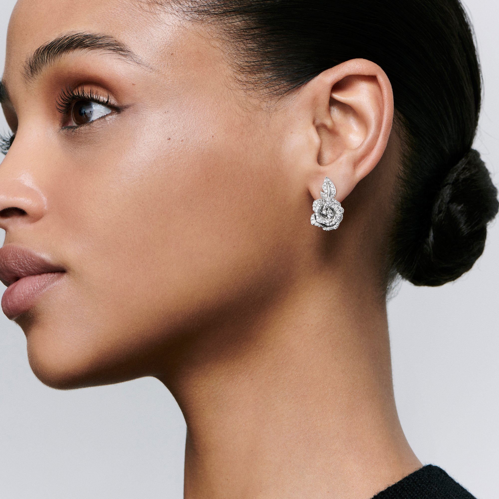 aria_look Medium Rose Dior Bagatelle Earrings Front view