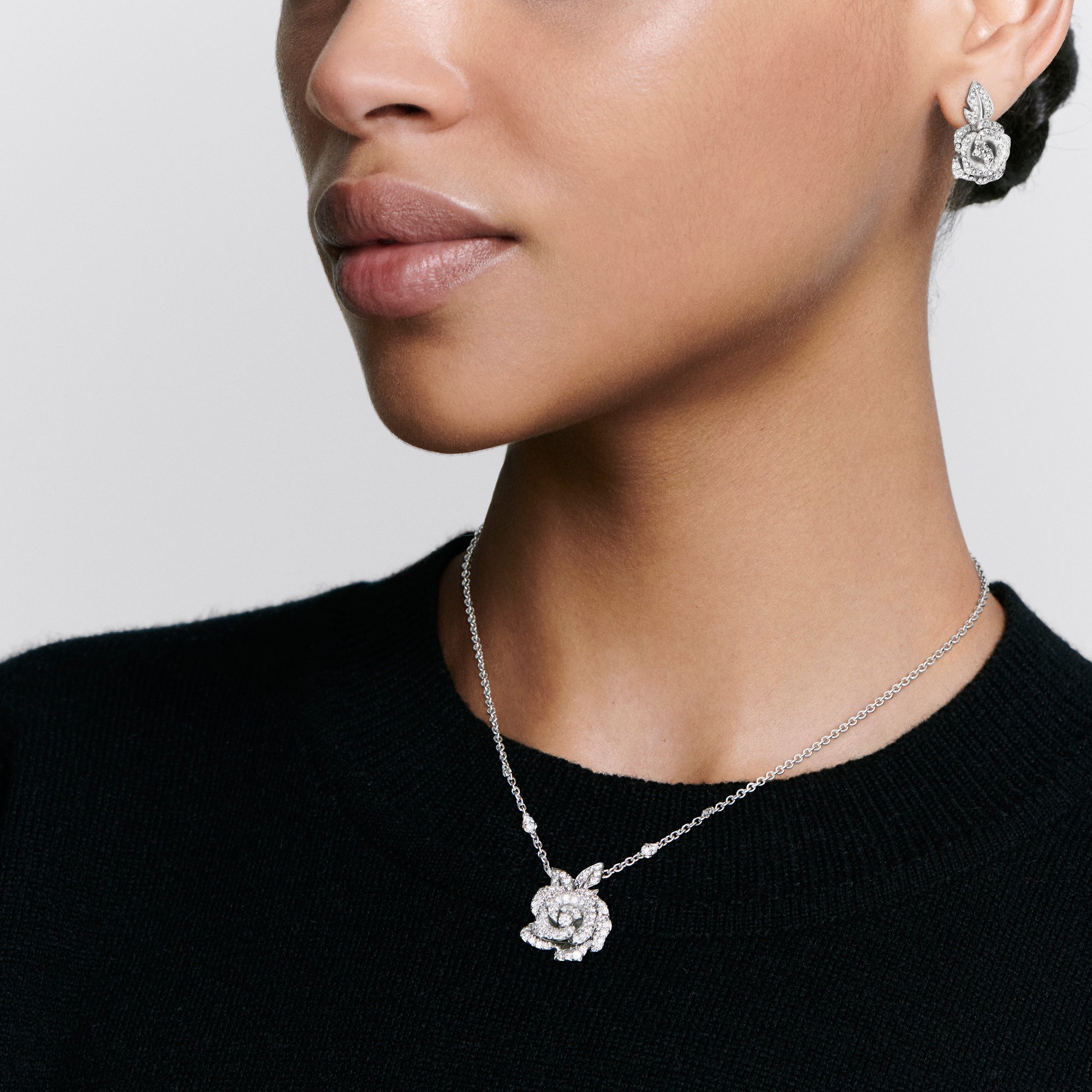 aria_look Medium Rose Dior Bagatelle Earrings Three quarter closed view
