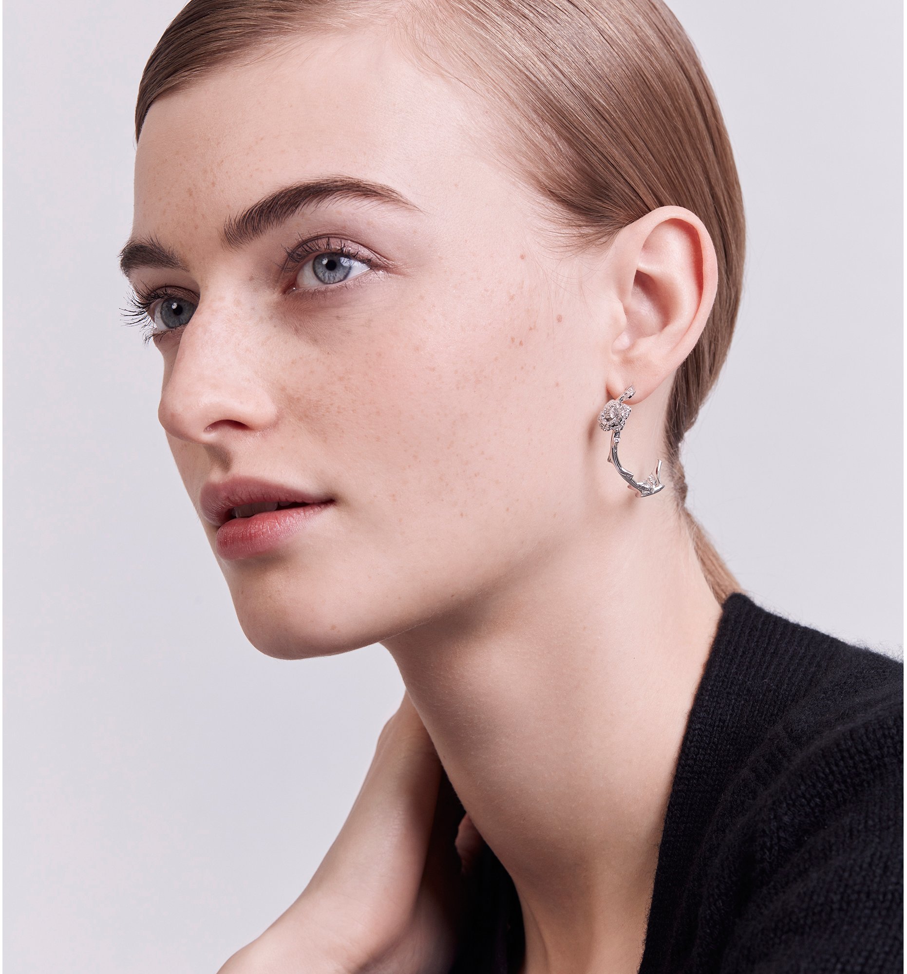 aria_look Rose Dior Bagatelle Earrings Front view