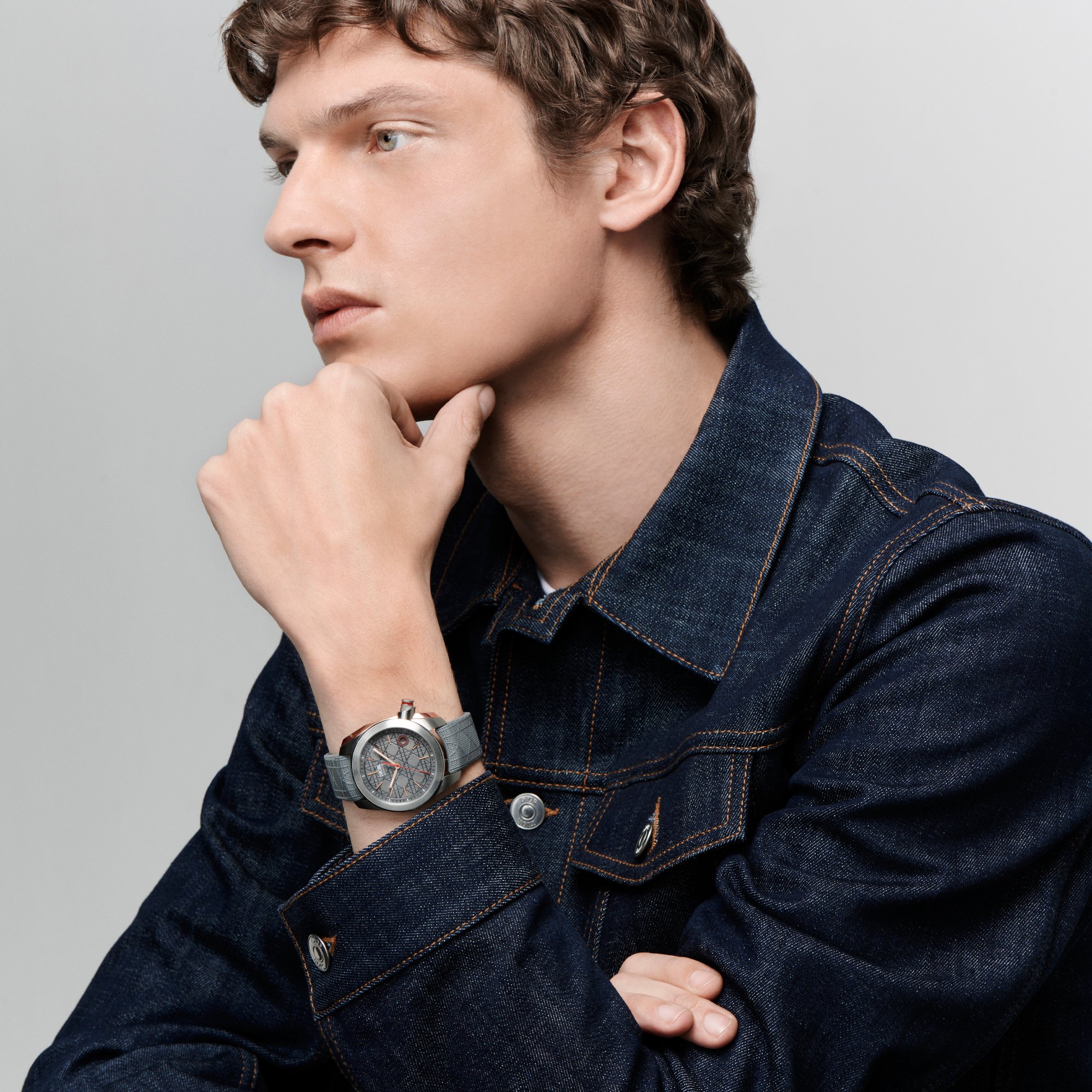 aria_look Chiffre Rouge Profile view