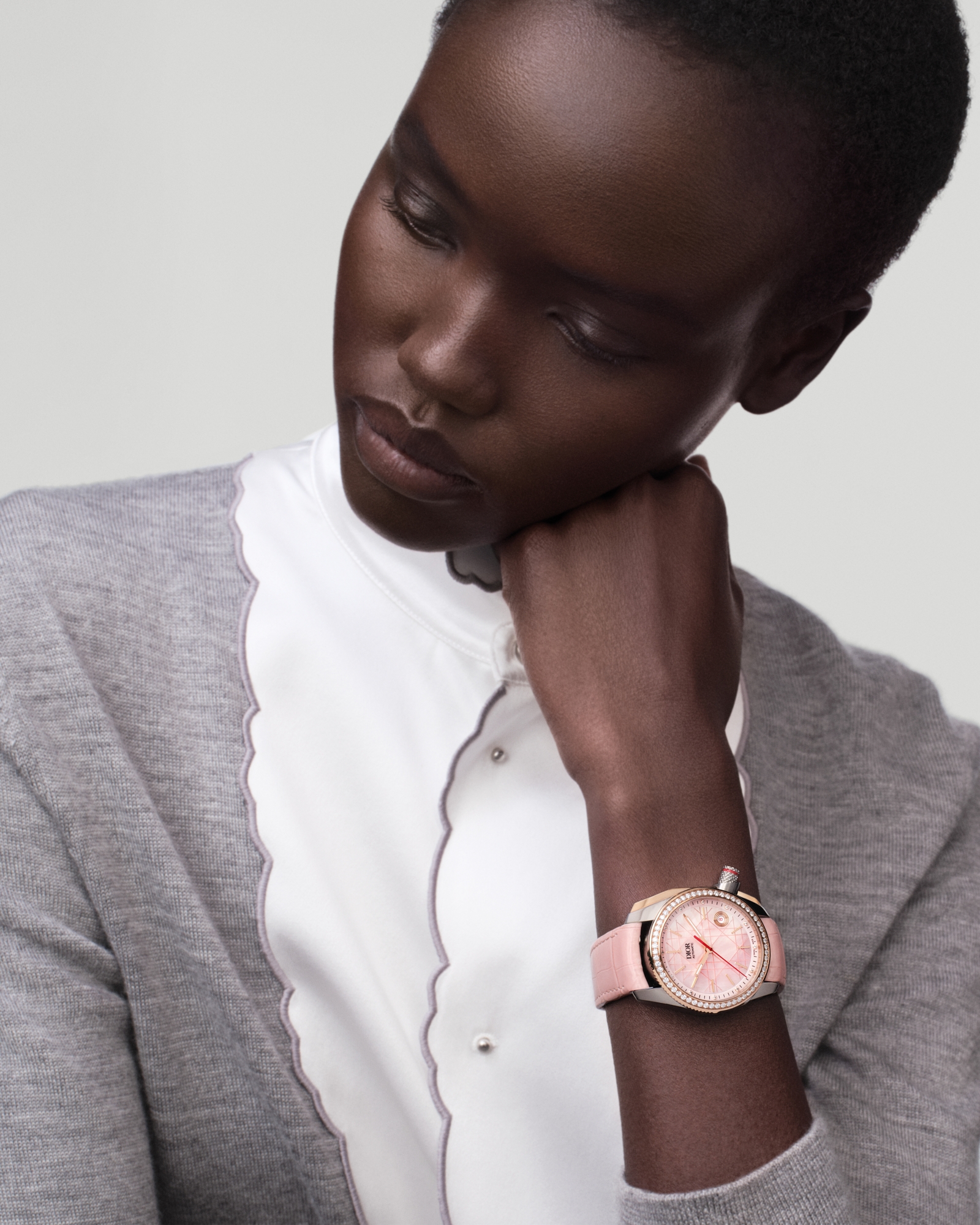 Chiffre Rouge roségoud en diamanten Ø 38 mm, automatisch uurwerk, gepolijst staal met roségoud, roze parelmoer en diamanten bumper E01