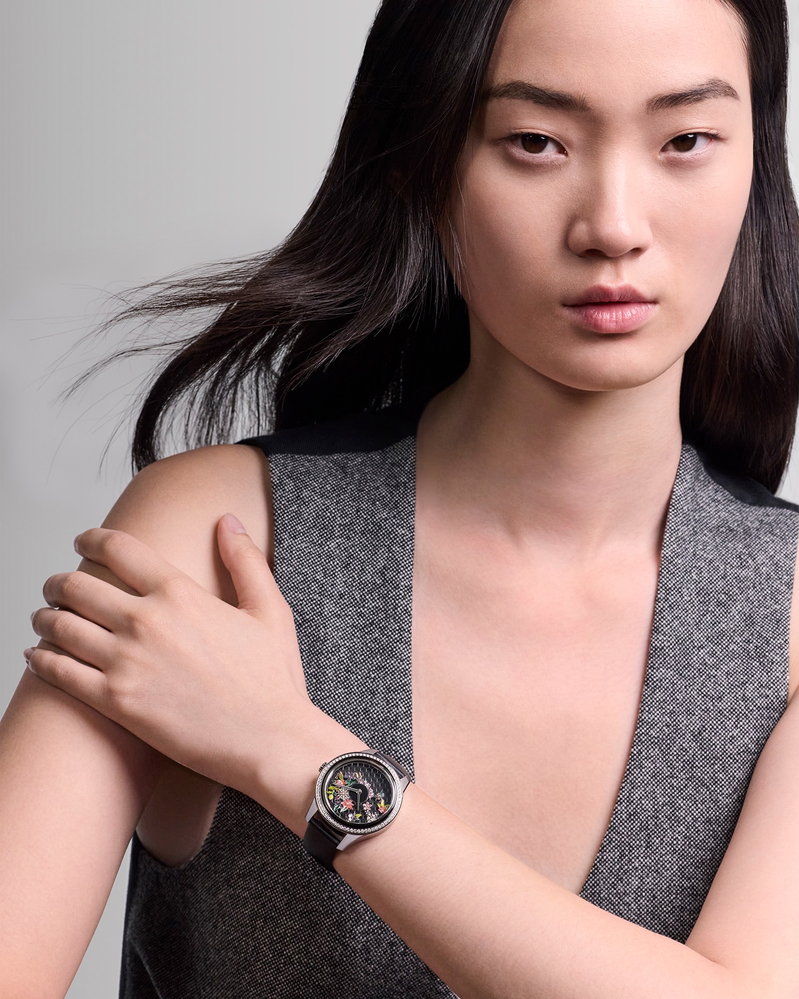 look_image_alt_prefix Dior Grand Bal Broderie Florale 直徑 36 毫米，自動上鏈機械機芯，精鋼、18K 白金、黑色珍珠母和鑽石 E01