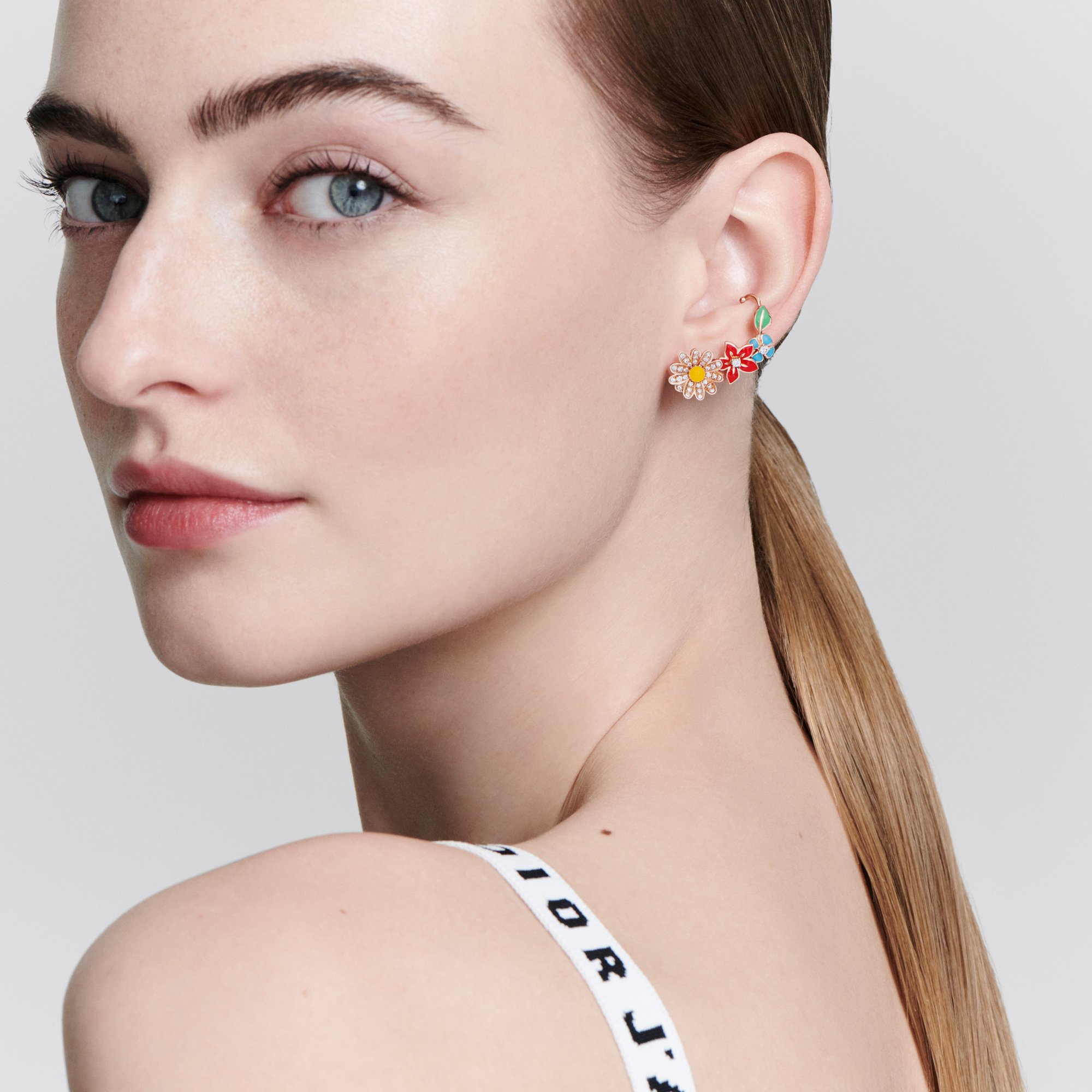 aria_look Diorette Single Earring Profile view