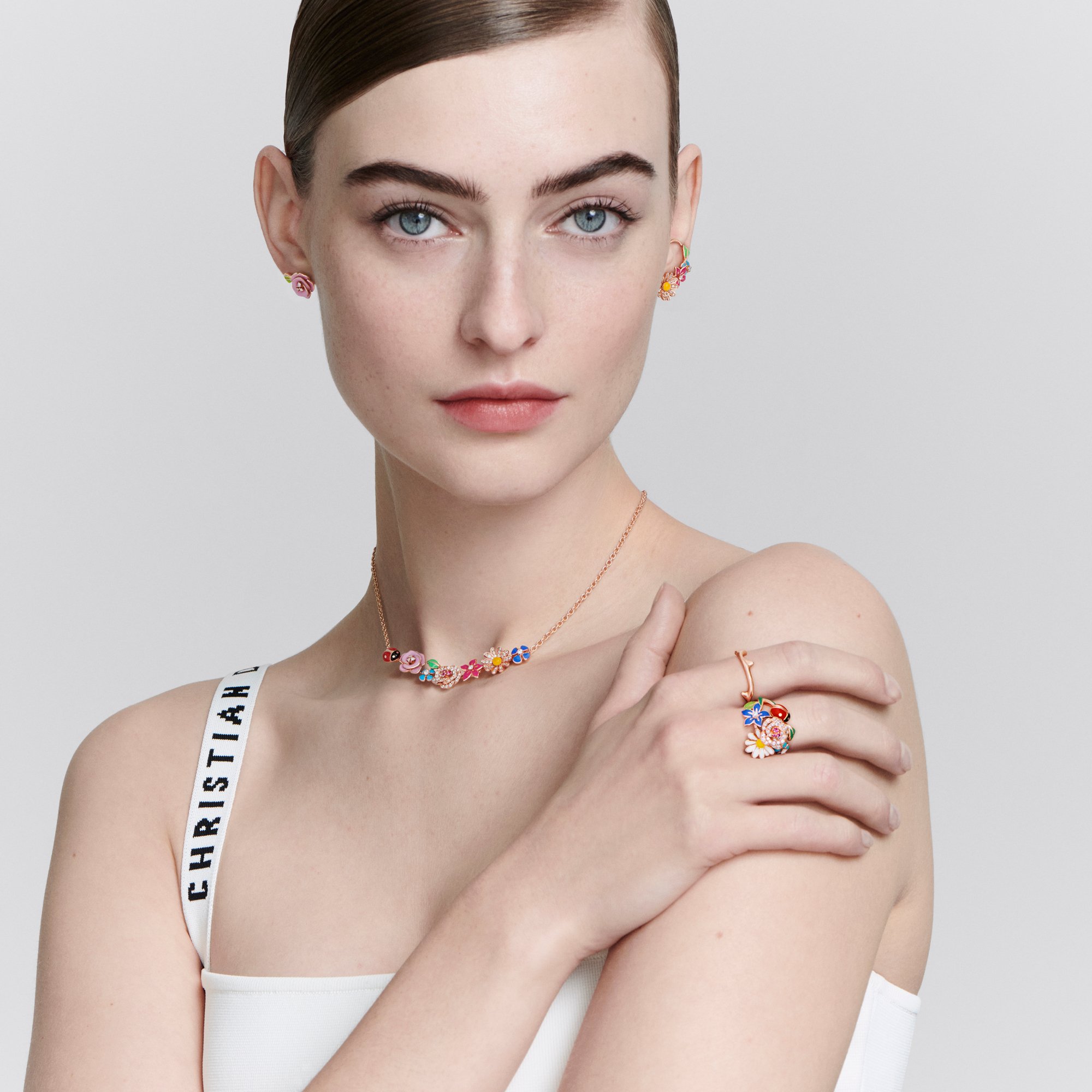 aria_look Diorette Single Earring Three quarter back view