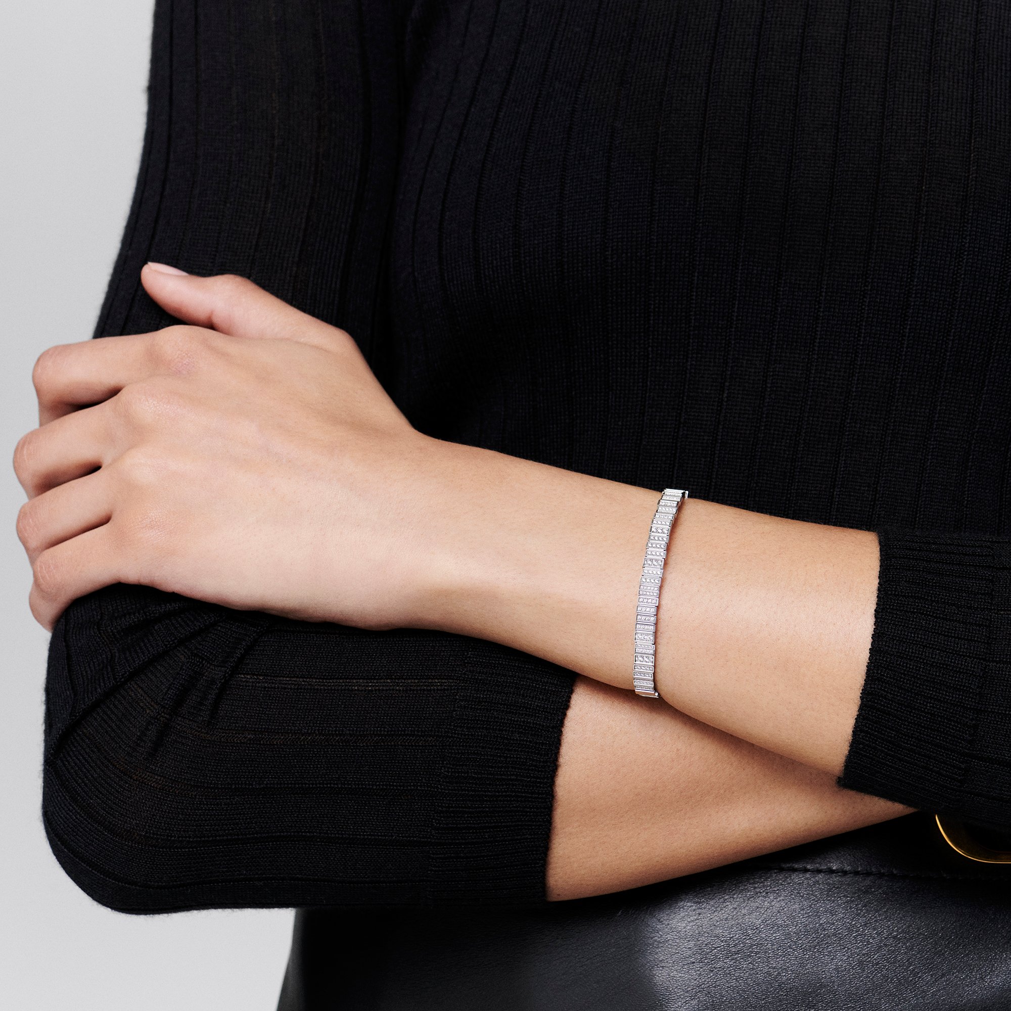 aria_look GEM DIOR Bracelet Three quarter closed view