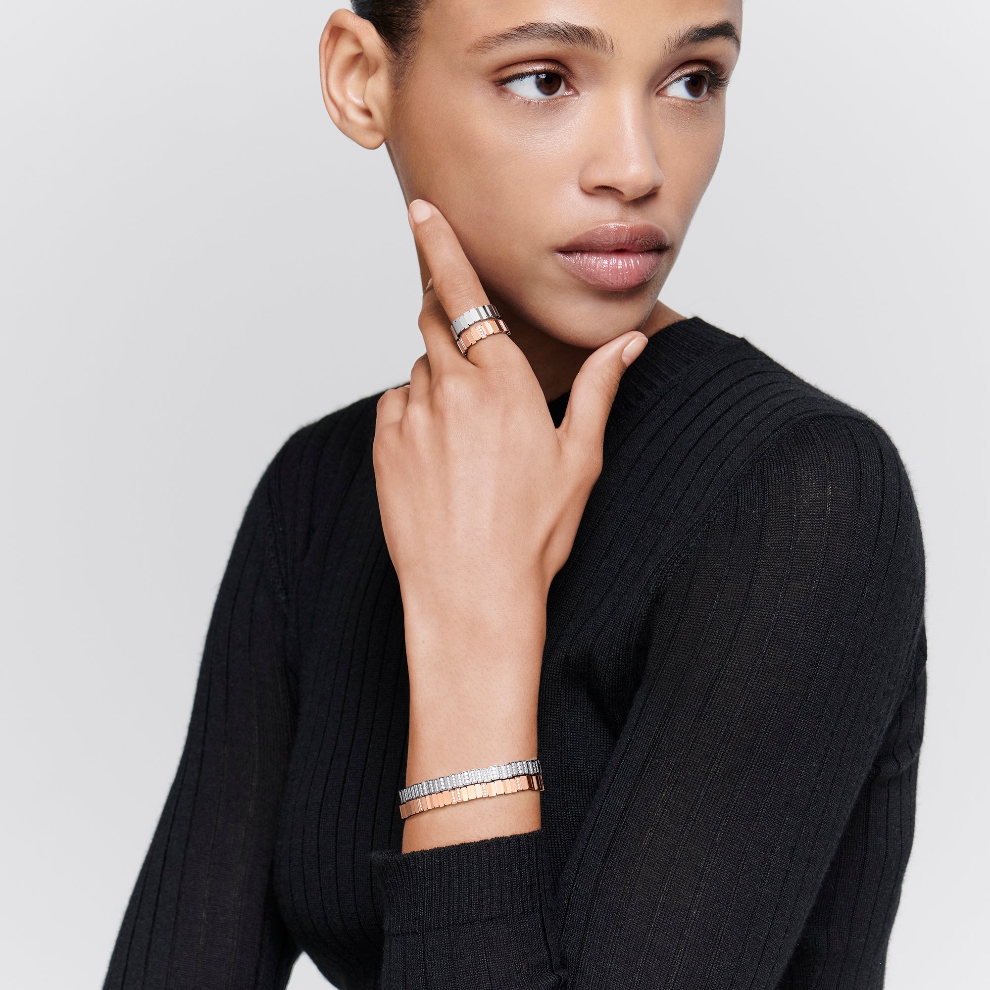 aria_look GEM DIOR Bracelet Three quarter opened view