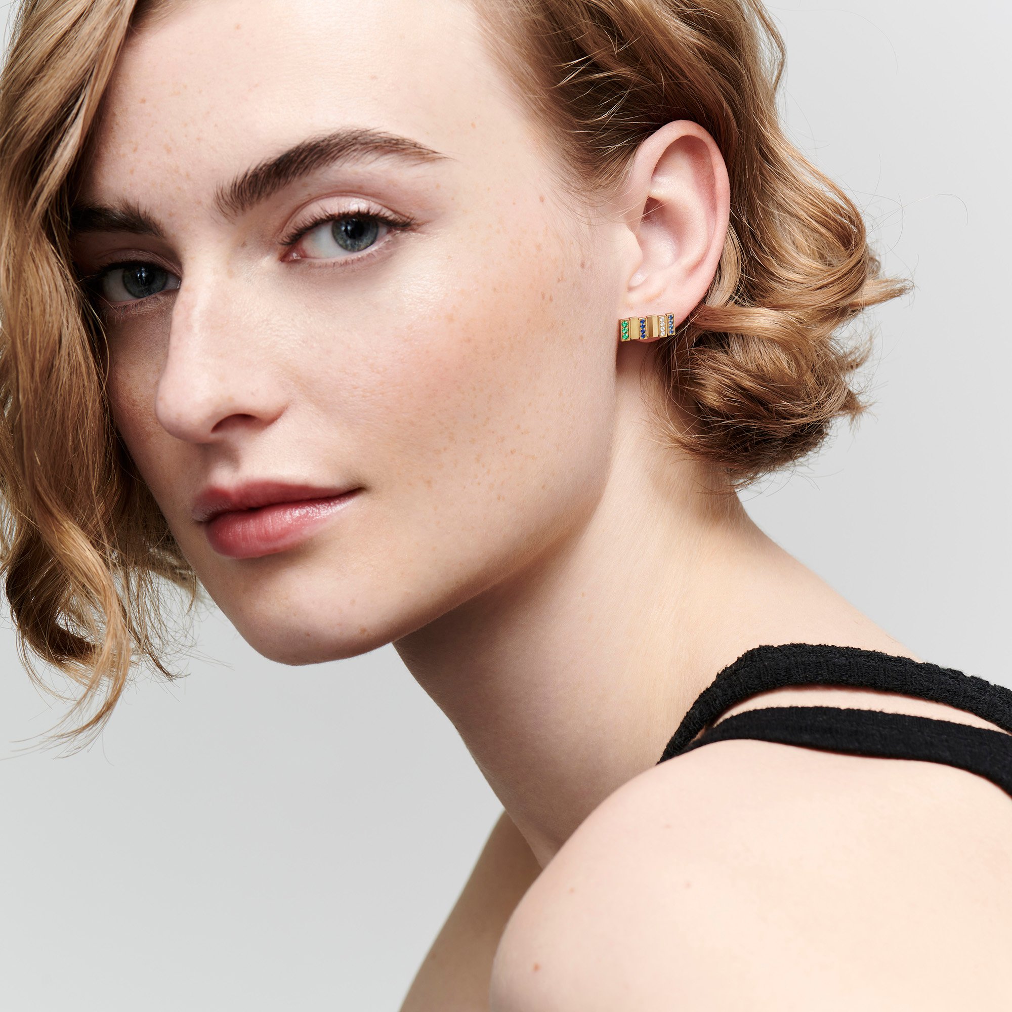 aria_look GEM DIOR Single Earring Three quarter closed view