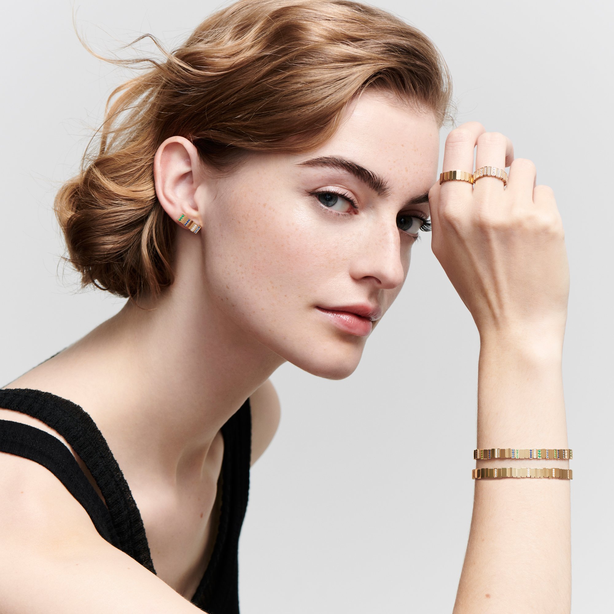 aria_look GEM DIOR Single Earring Three quarter opened view