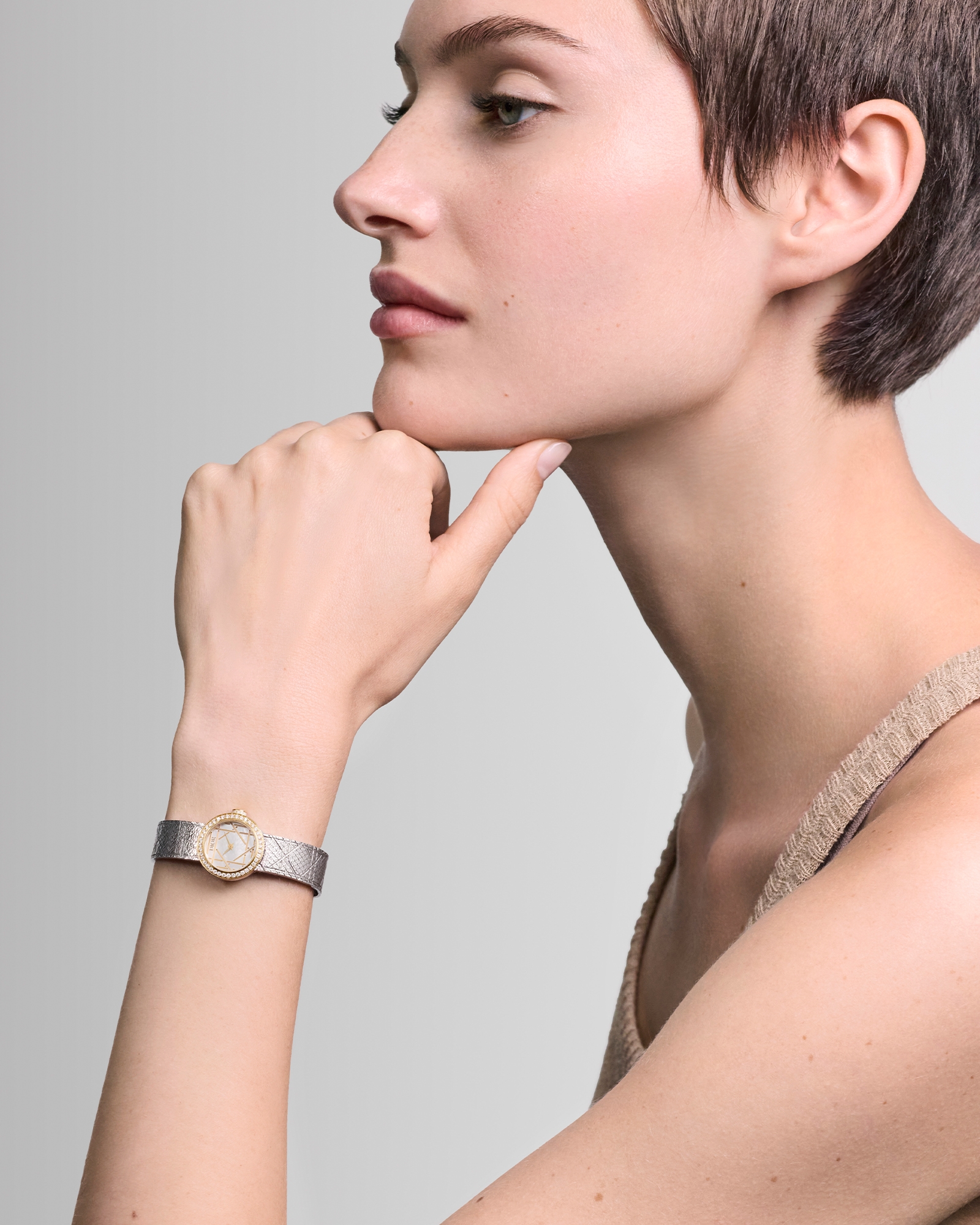 look_image_alt_prefix ساعة La Mini D My Dior قطر 19 مم، فولاذ وذهب أصفر وعرق اللؤلؤ الأبيض وألماس E01