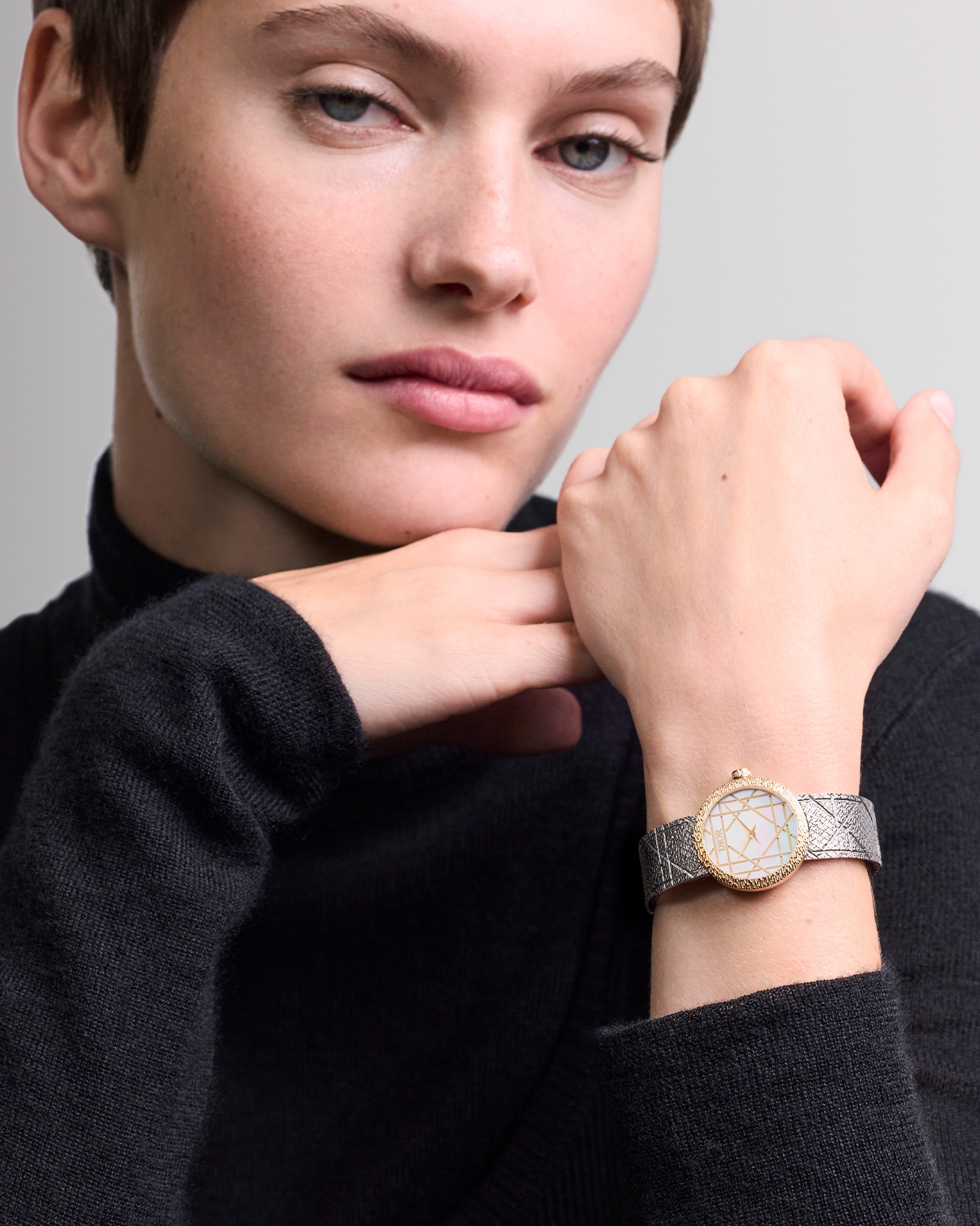 Look La D My Dior Ø 25 mm, acier, or jaune, nacre blanche et diamants E01