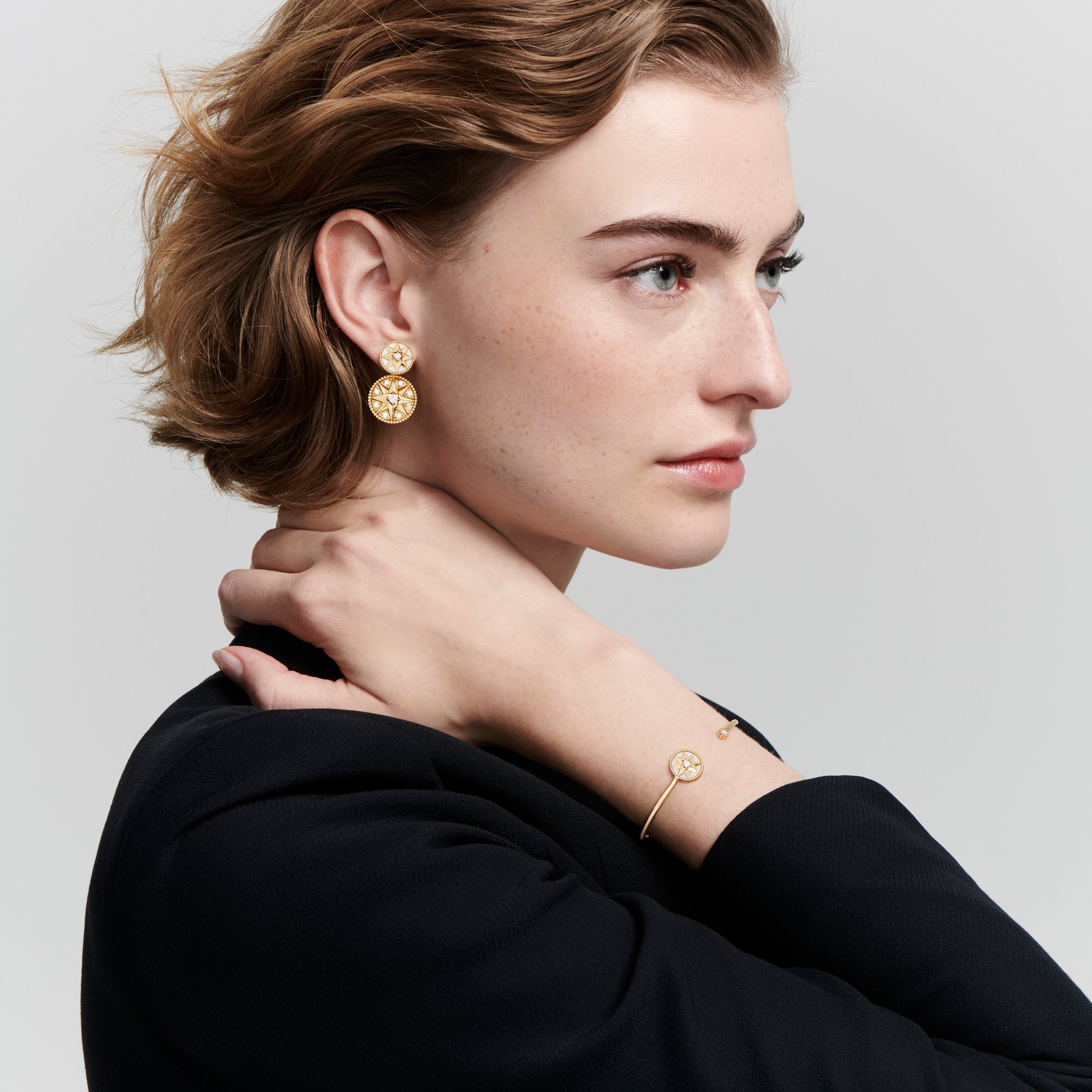 aria_look Rose des Vents Single Earring Three quarter closed view