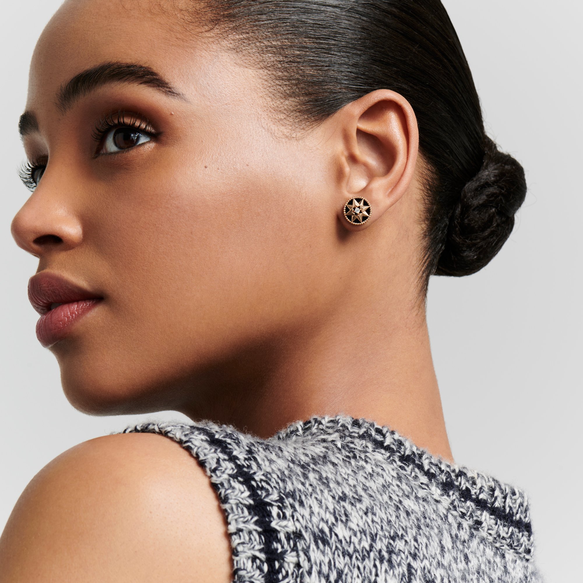 aria_look Rose des Vents Single Earring Three quarter closed view