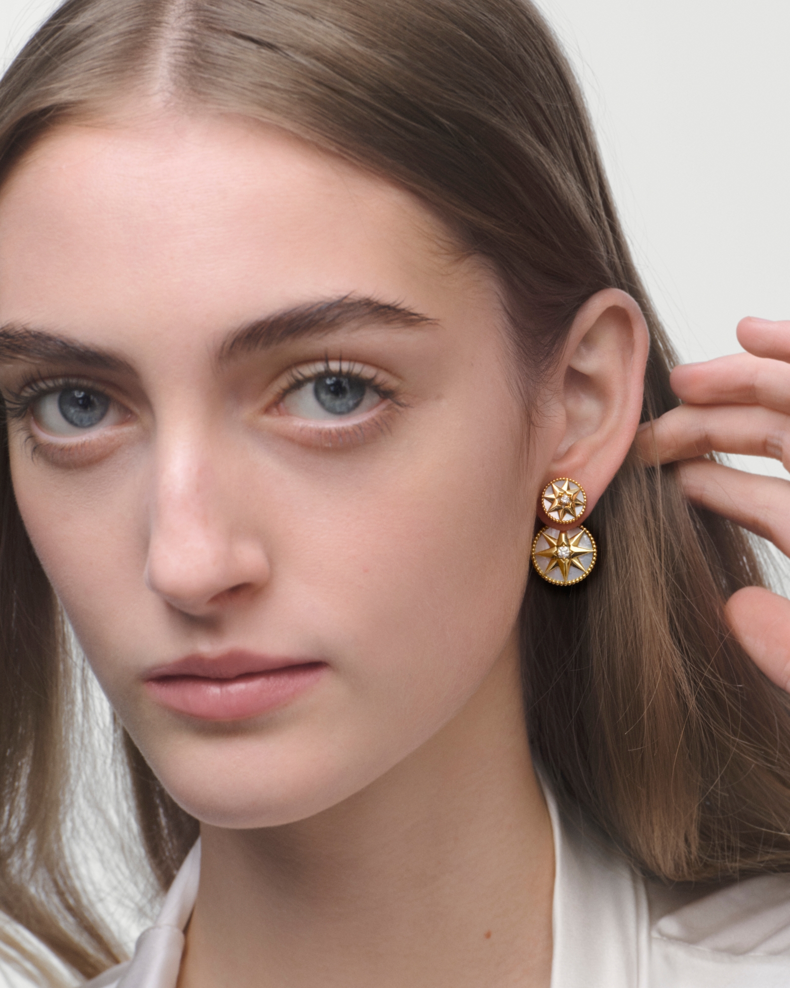 Einzelner Rose des Vents Ohrring Gelbgold, Diamanten und Perlmutt E01