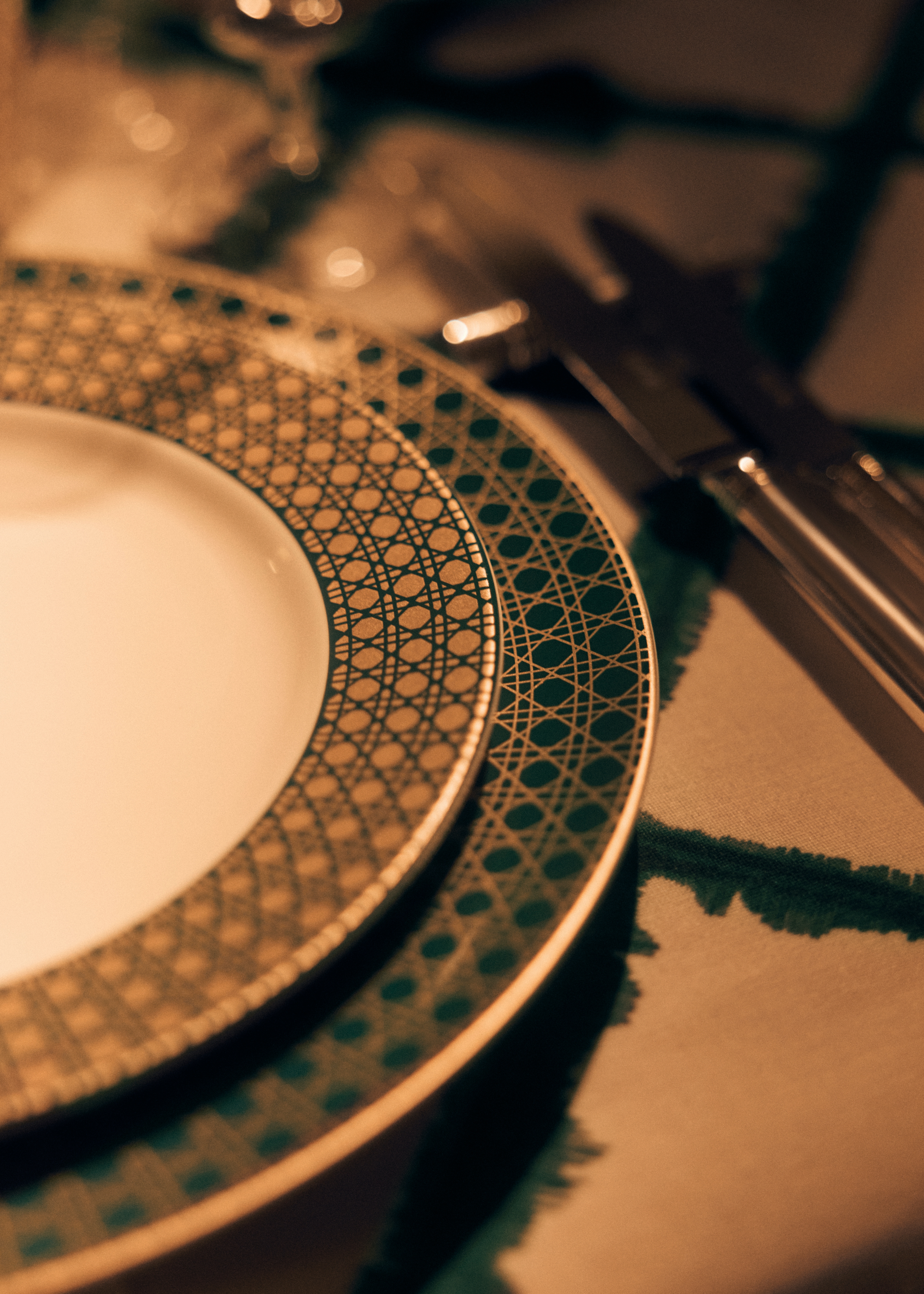 Look Assiette à dessert Porcelaine de Limoges blanche à motif Cannage vert et or 24 carats E05