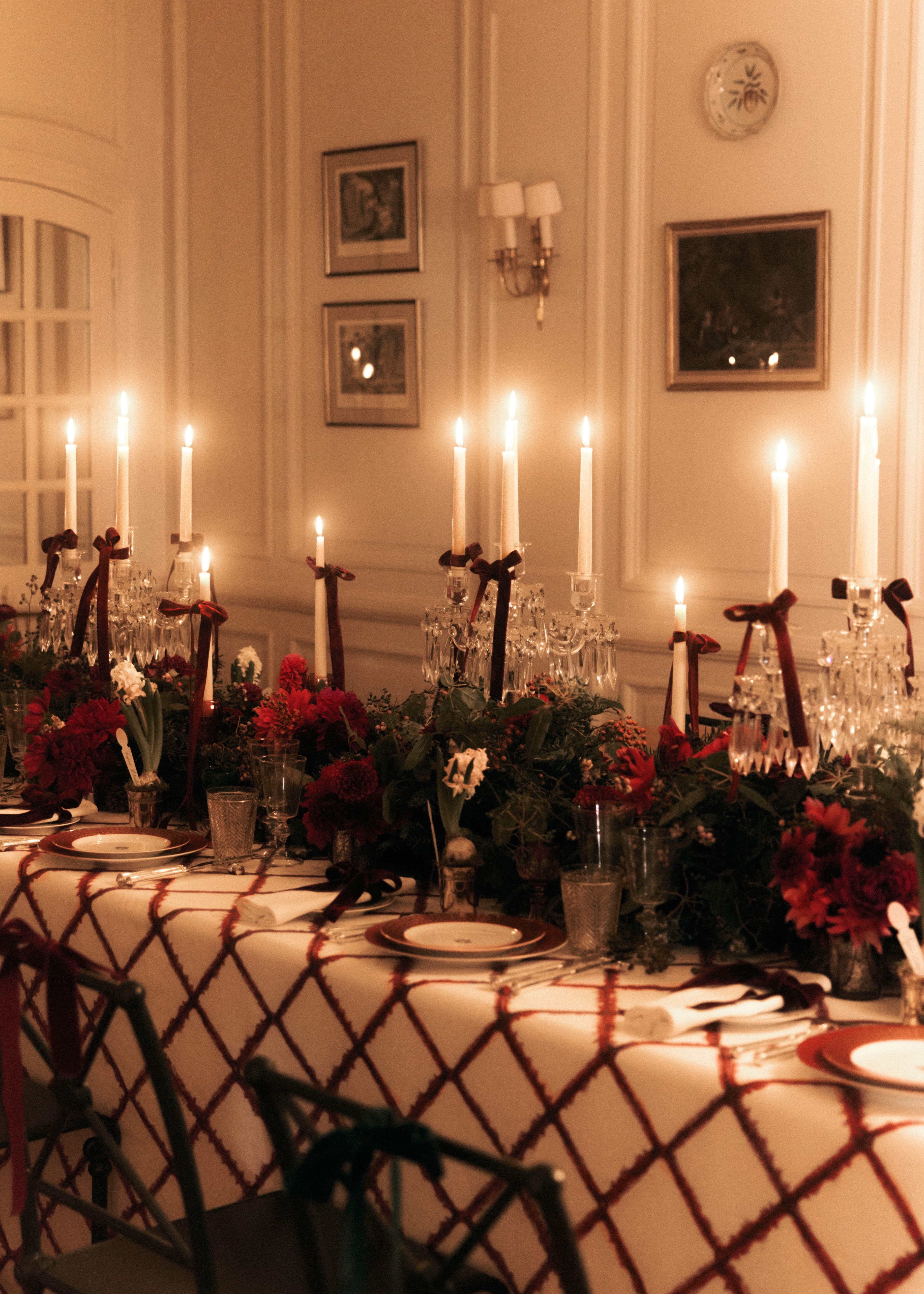 look_image_alt_prefix Dinerbord Wit Limoges-porselein met rood en 24-karaats gouden Cannage-motief E08