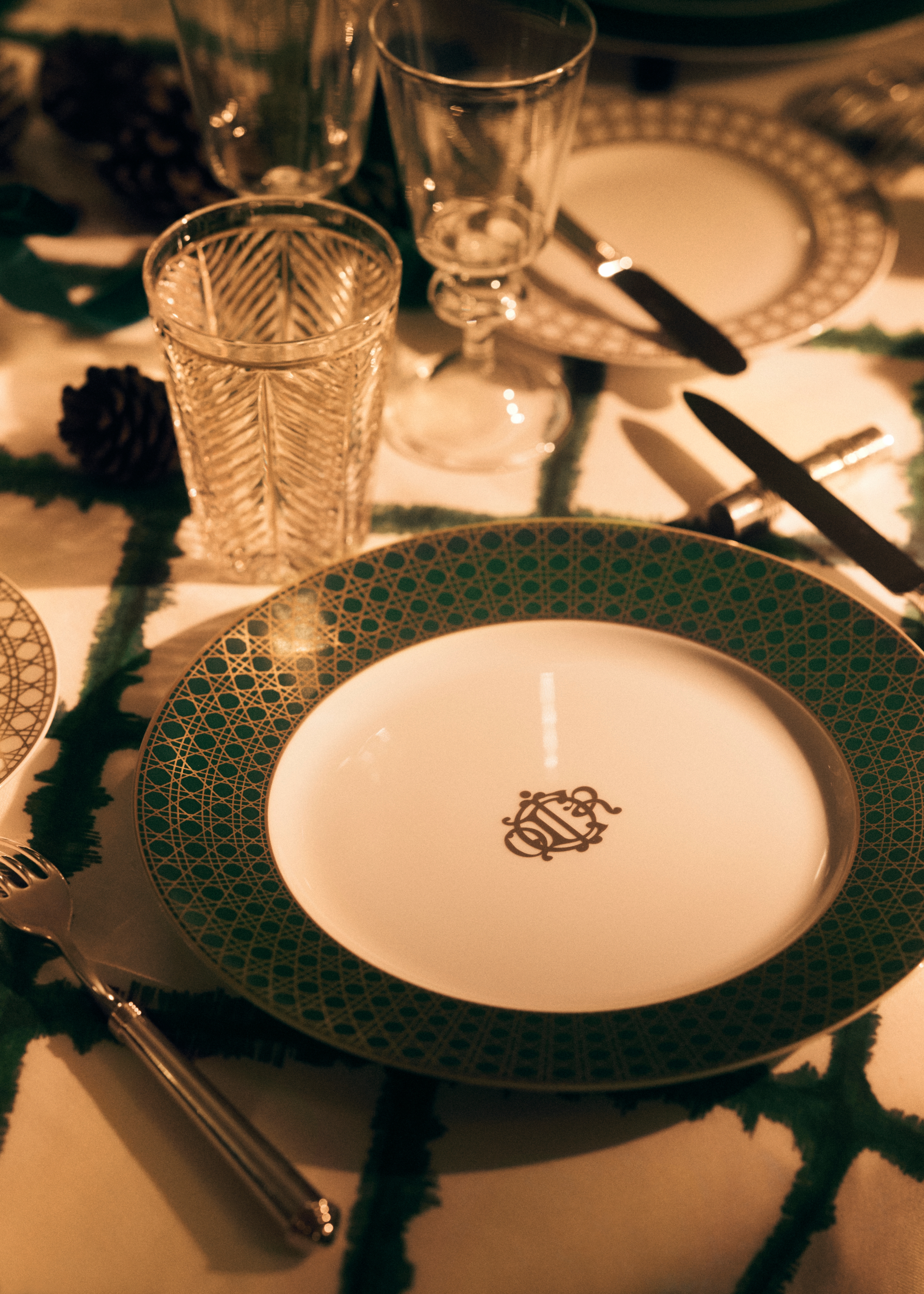 look_image_alt_prefix Dinerbord Wit Limoges-porselein met groen en 24-karaats gouden Cannage-motief E09