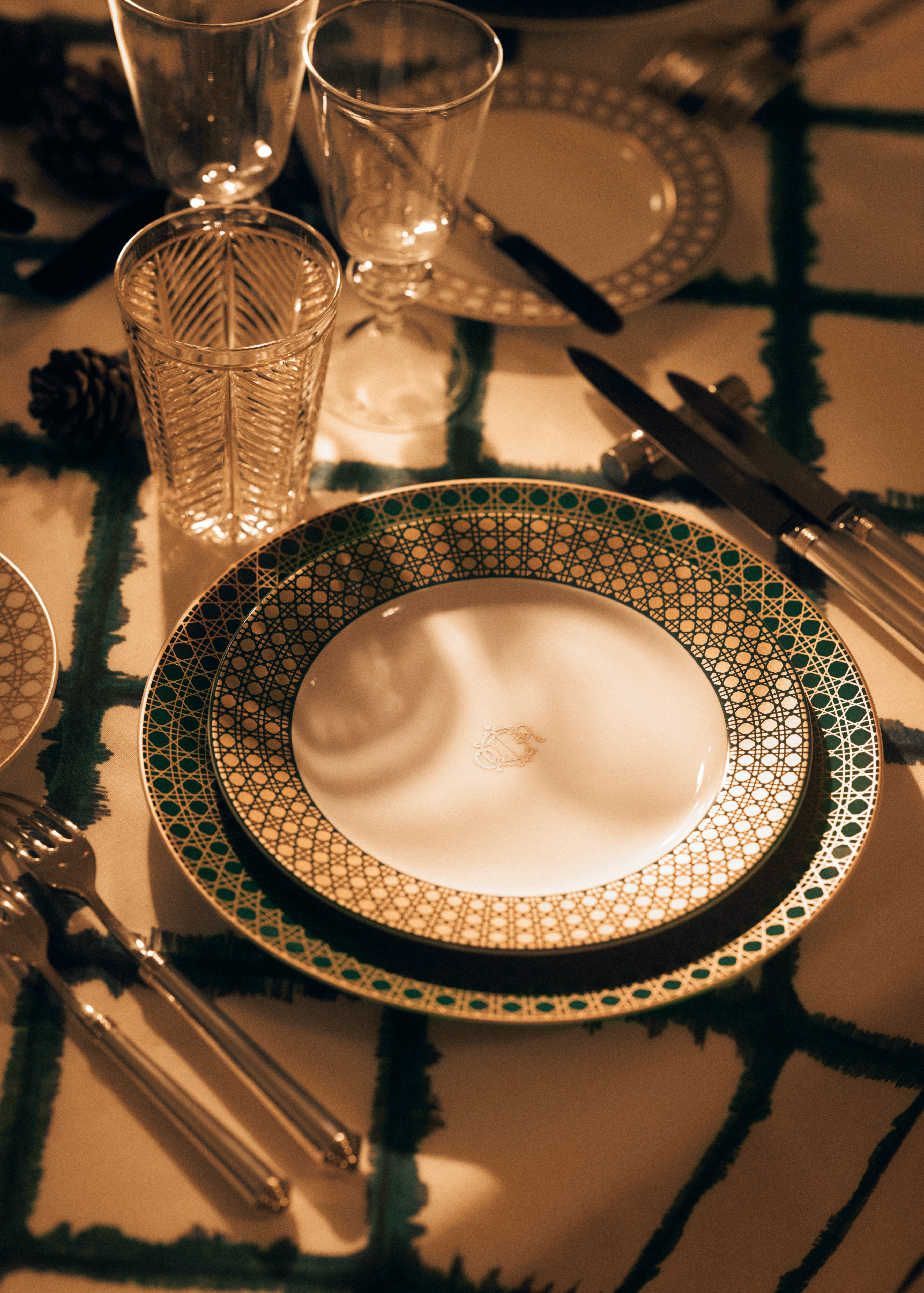 Look Assiette à dessert Porcelaine de Limoges blanche à motif Cannage vert et or 24 carats E18