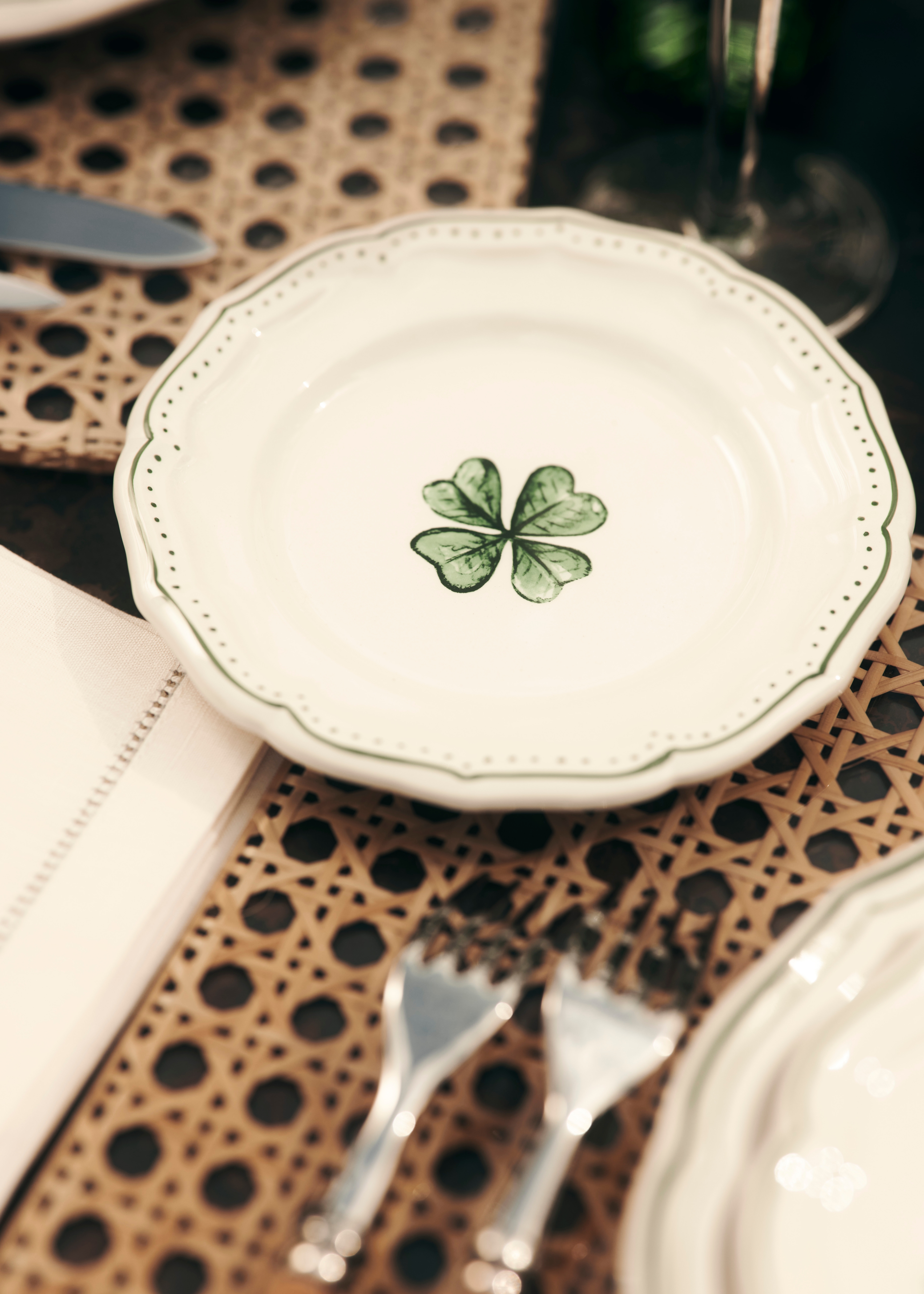 Look Side Plate Ceramic with Clover Motif E01