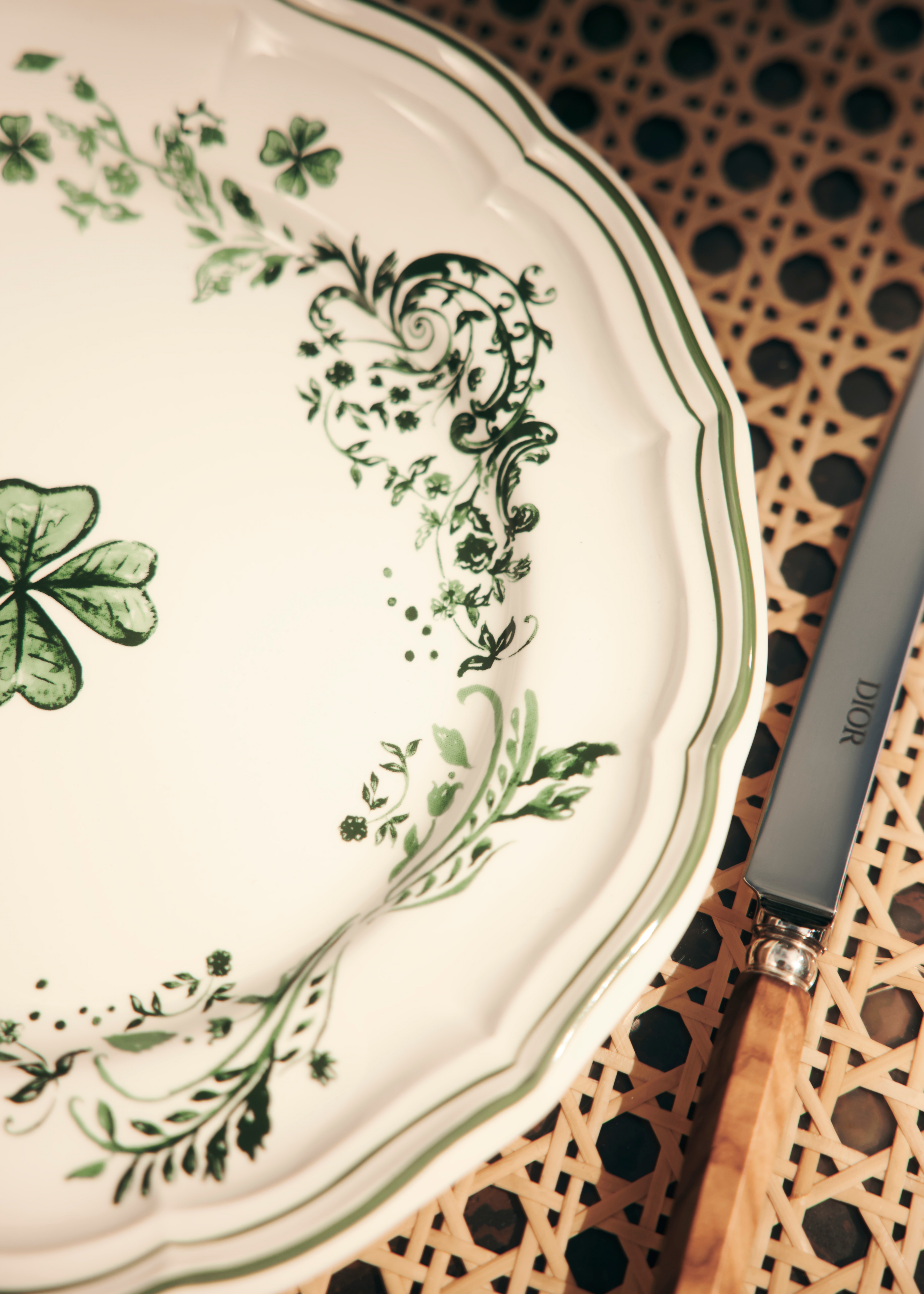 Look Dinner Plate Ceramic with Clover Motif E03