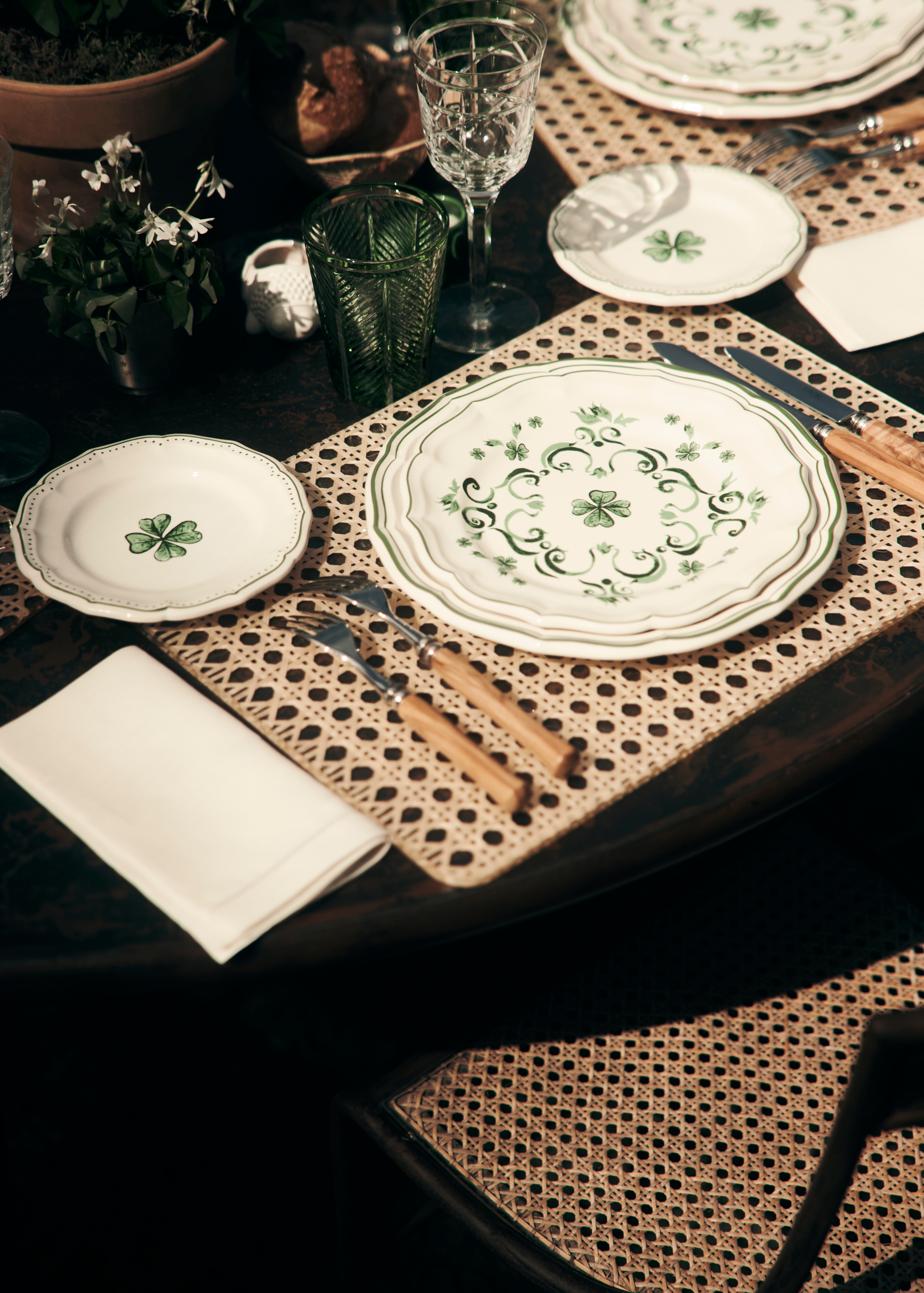 Look Side Plate Ceramic with Clover Motif E05