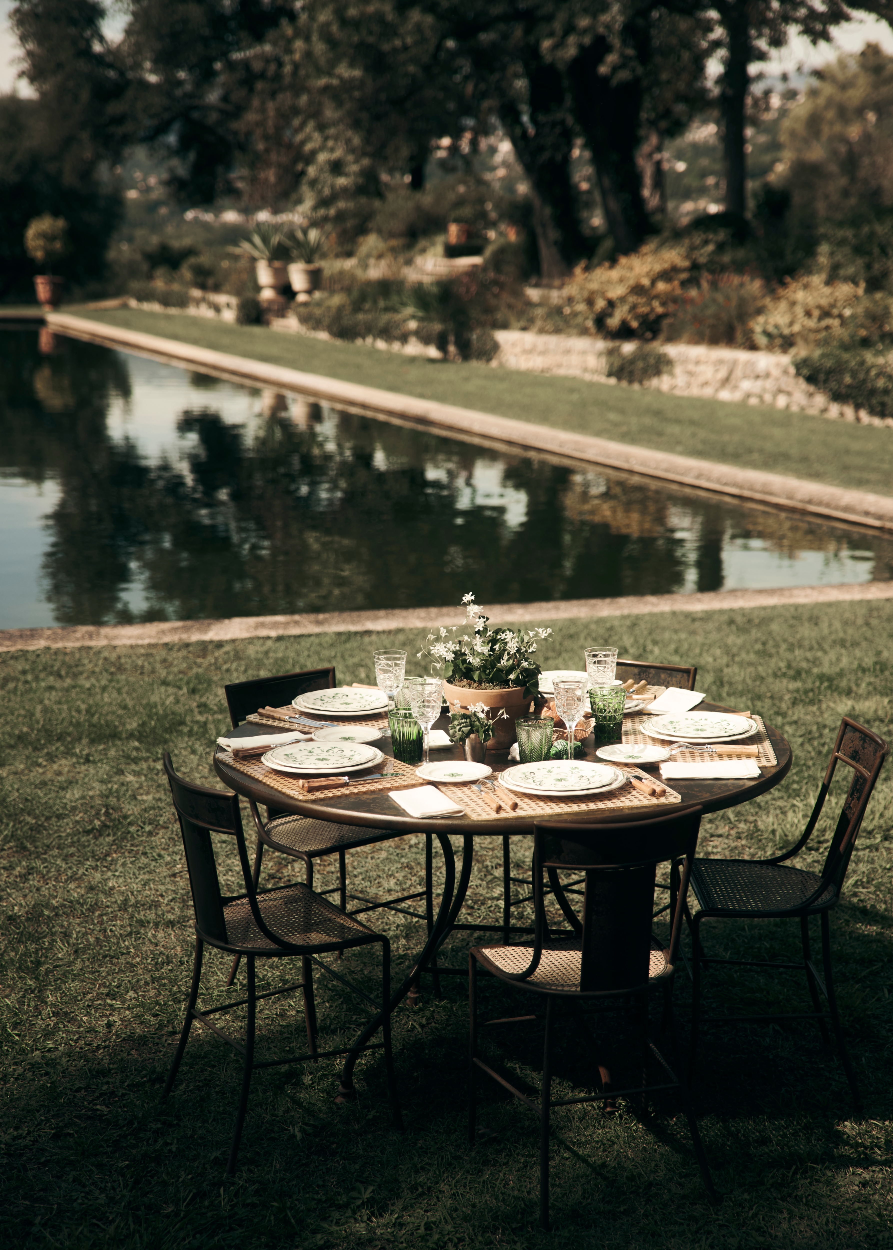 Look Side Plate Ceramic with Clover Motif E08