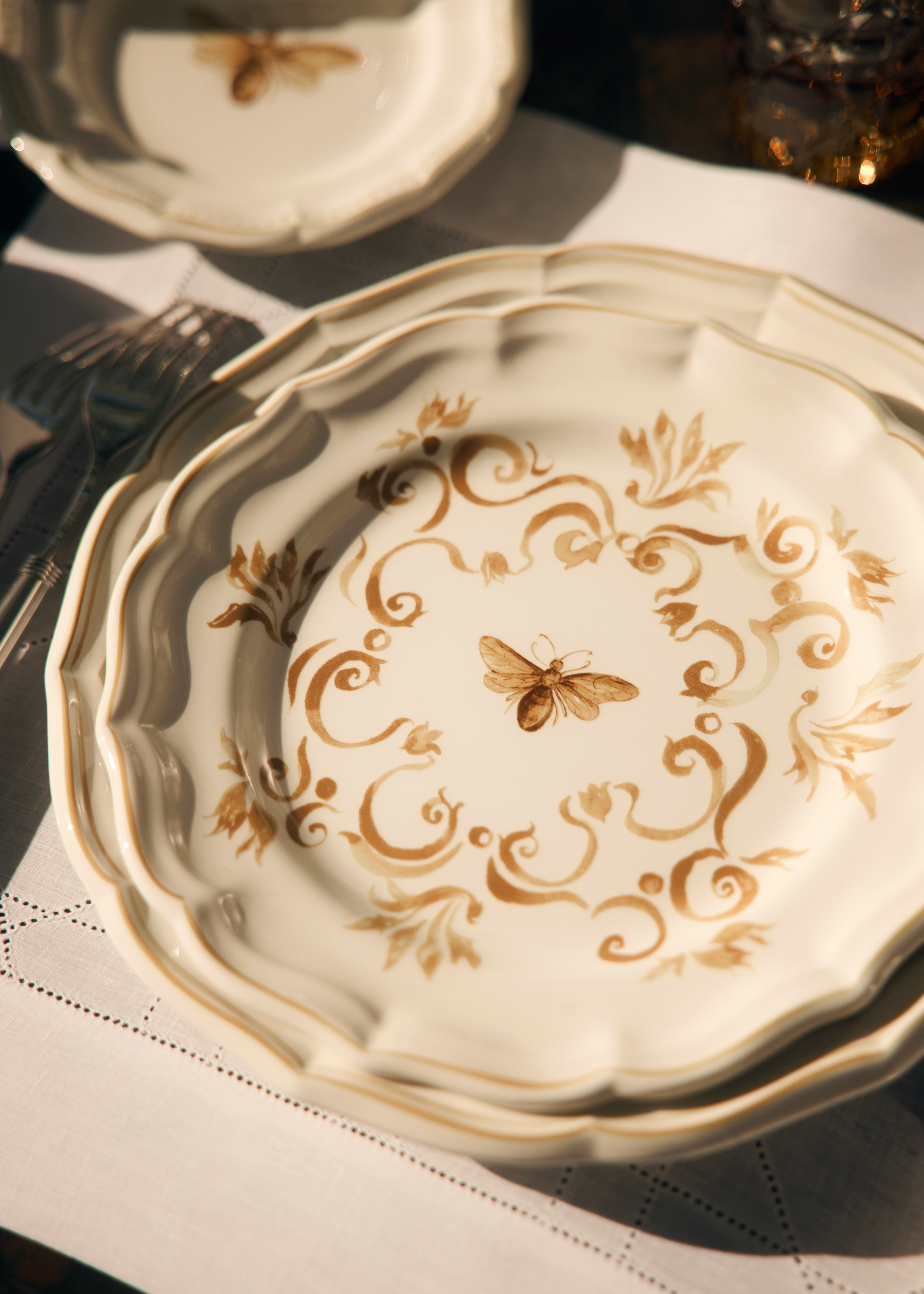 look_image_alt_prefix Dessertbord Wit met goudkleurig Dior-bijtje E02