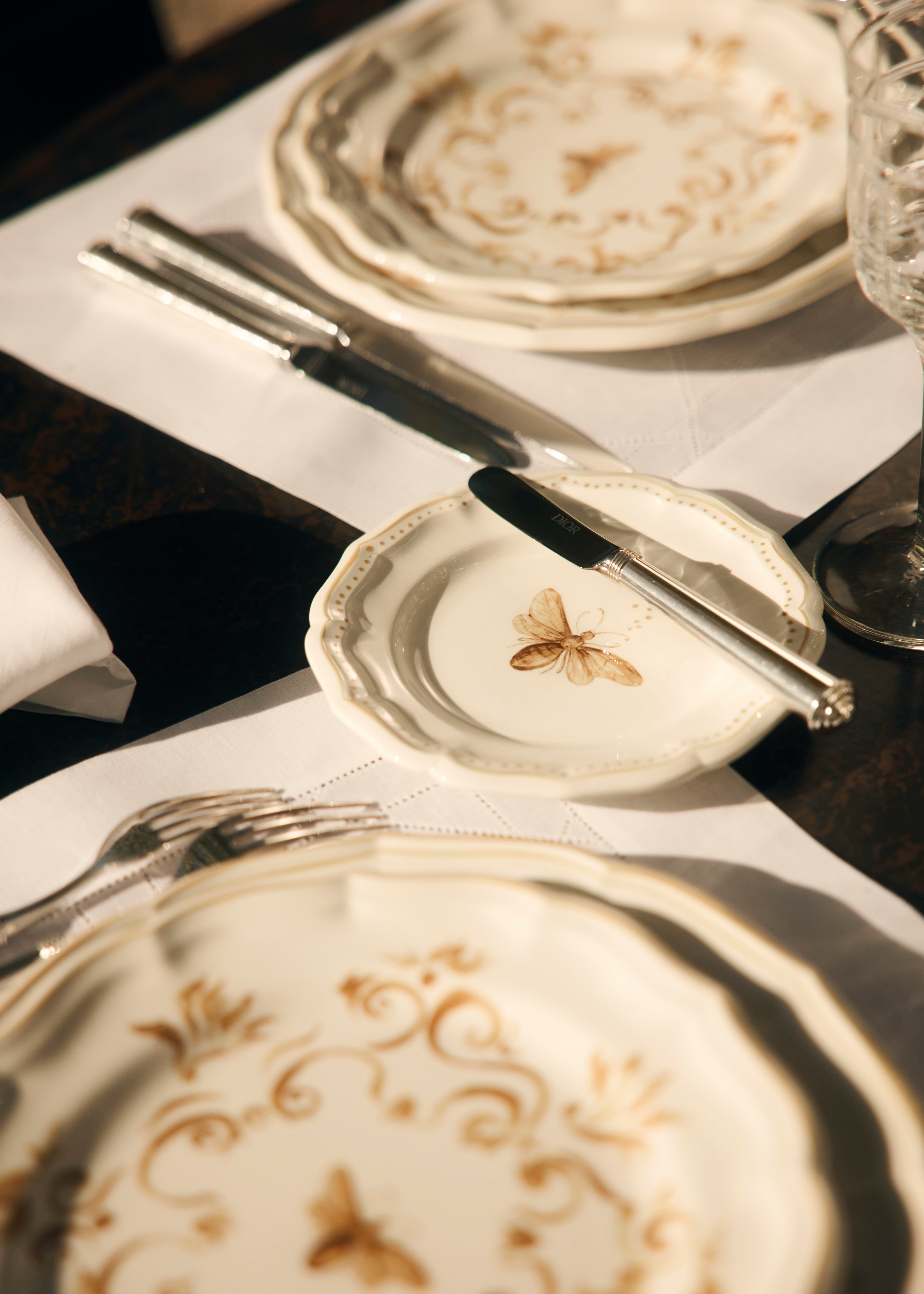 Look Assiette à pain Dior Bees, blanc et doré E03