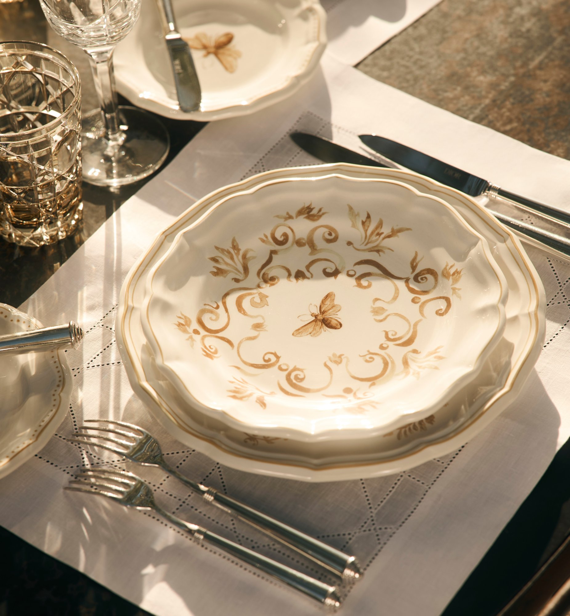 aria_look Dinner Plate Three quarter opened view