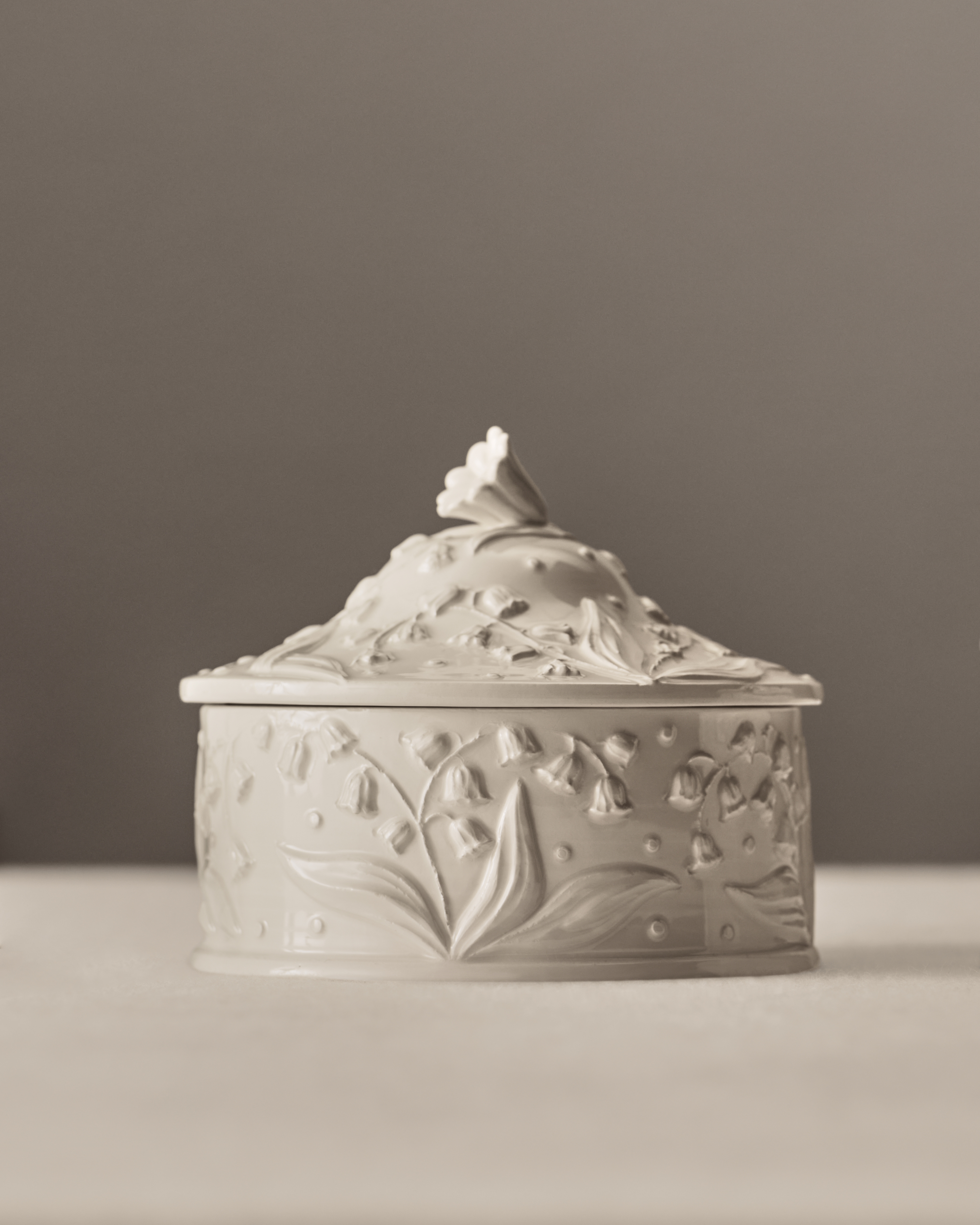 Grande boîte Faïence blanche à motif Lily Dior en relief E01