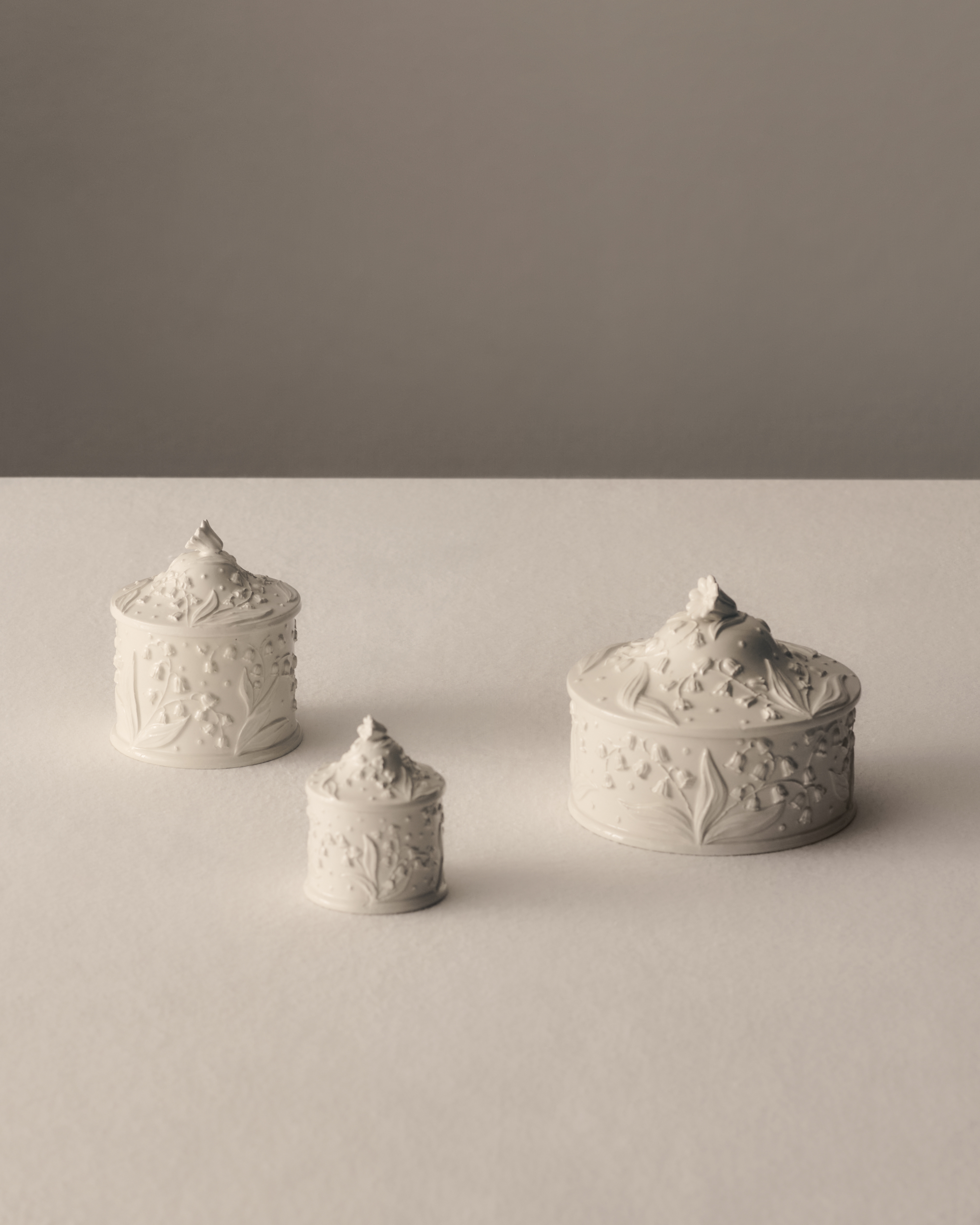 Boîte Faïence blanche à motif Lily Dior en relief E02