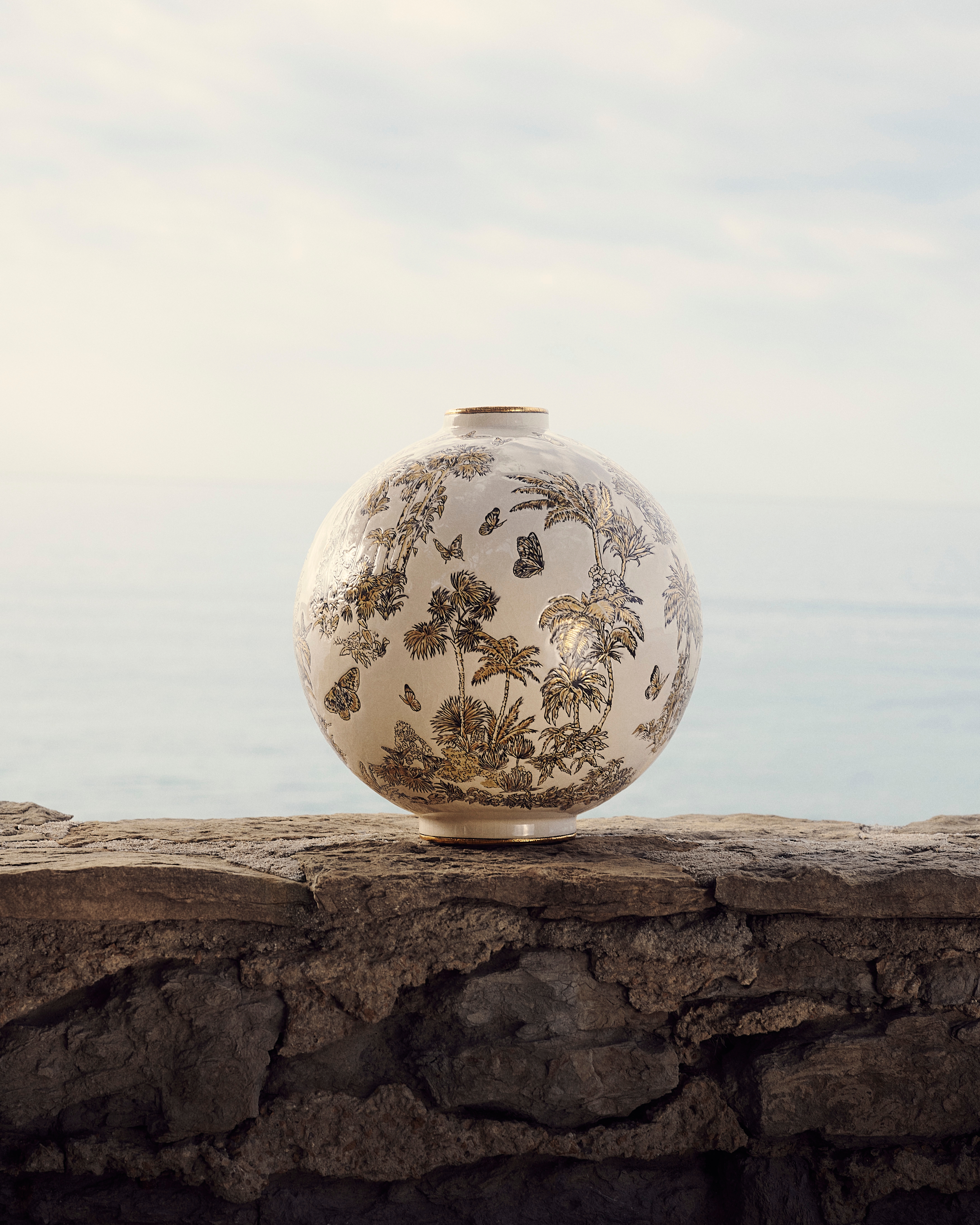 look_image_alt_prefix Grote ronde vaas Manufacture des Émaux de Longwy voor Dior – Keramiek en email met Toile de Jouy Palms-motief E10