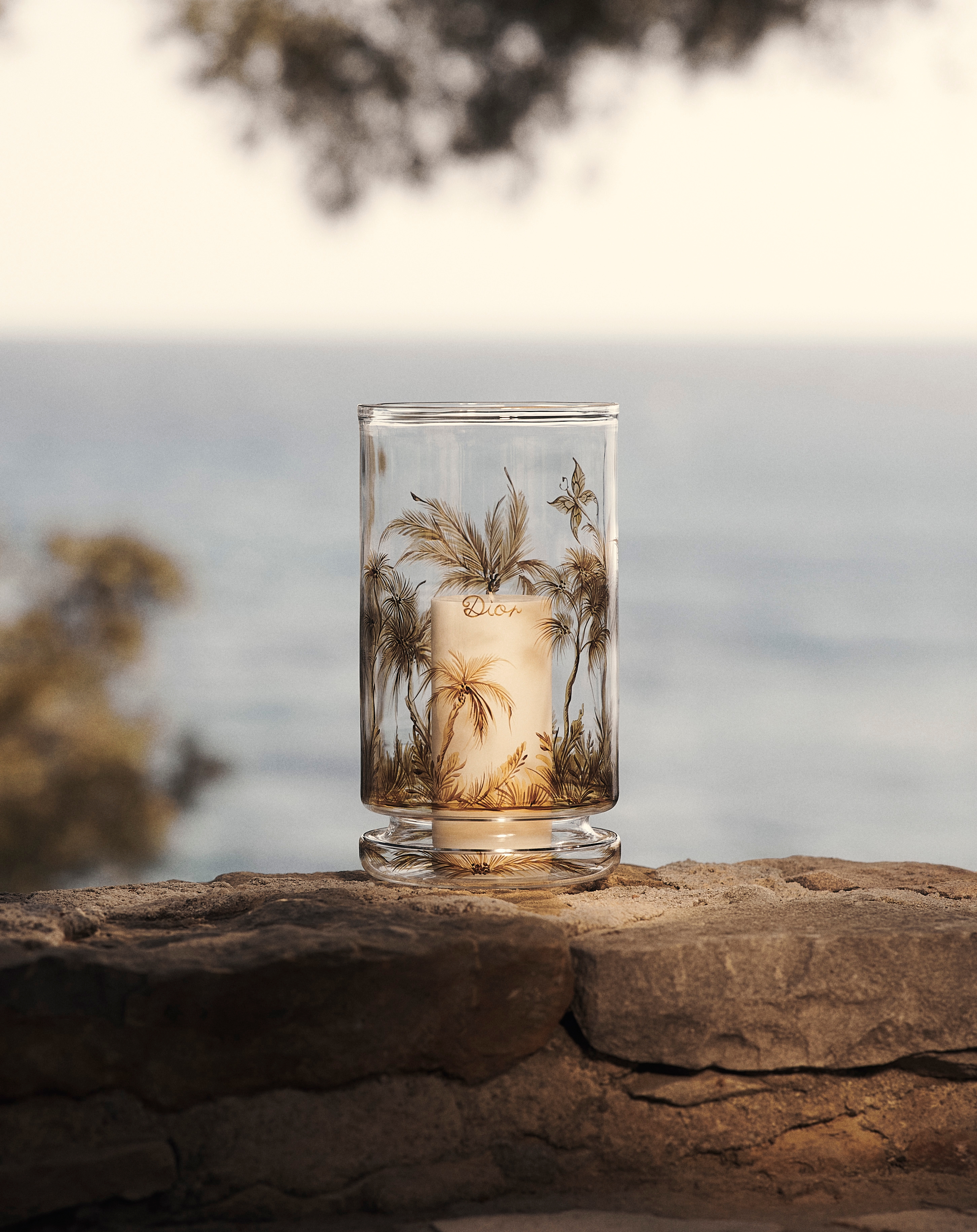 look_image_alt_prefix Minilampe Von Hand bemaltes, transparentes Glas mit Toile de Jouy Palms Motiv in Beige E12