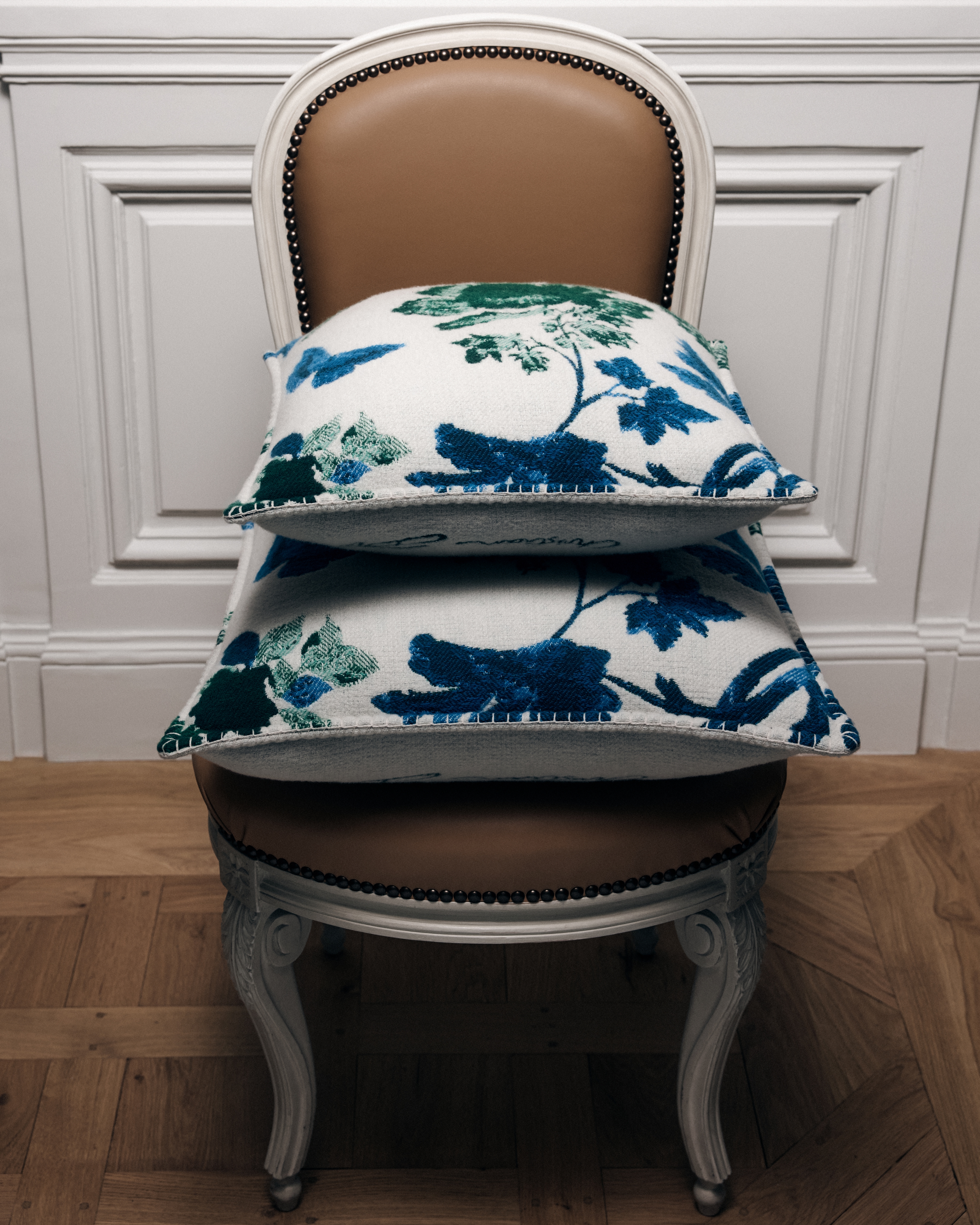 Look Coussin carré Jacquard de laine et cachemire blancs à motif feuilles E03