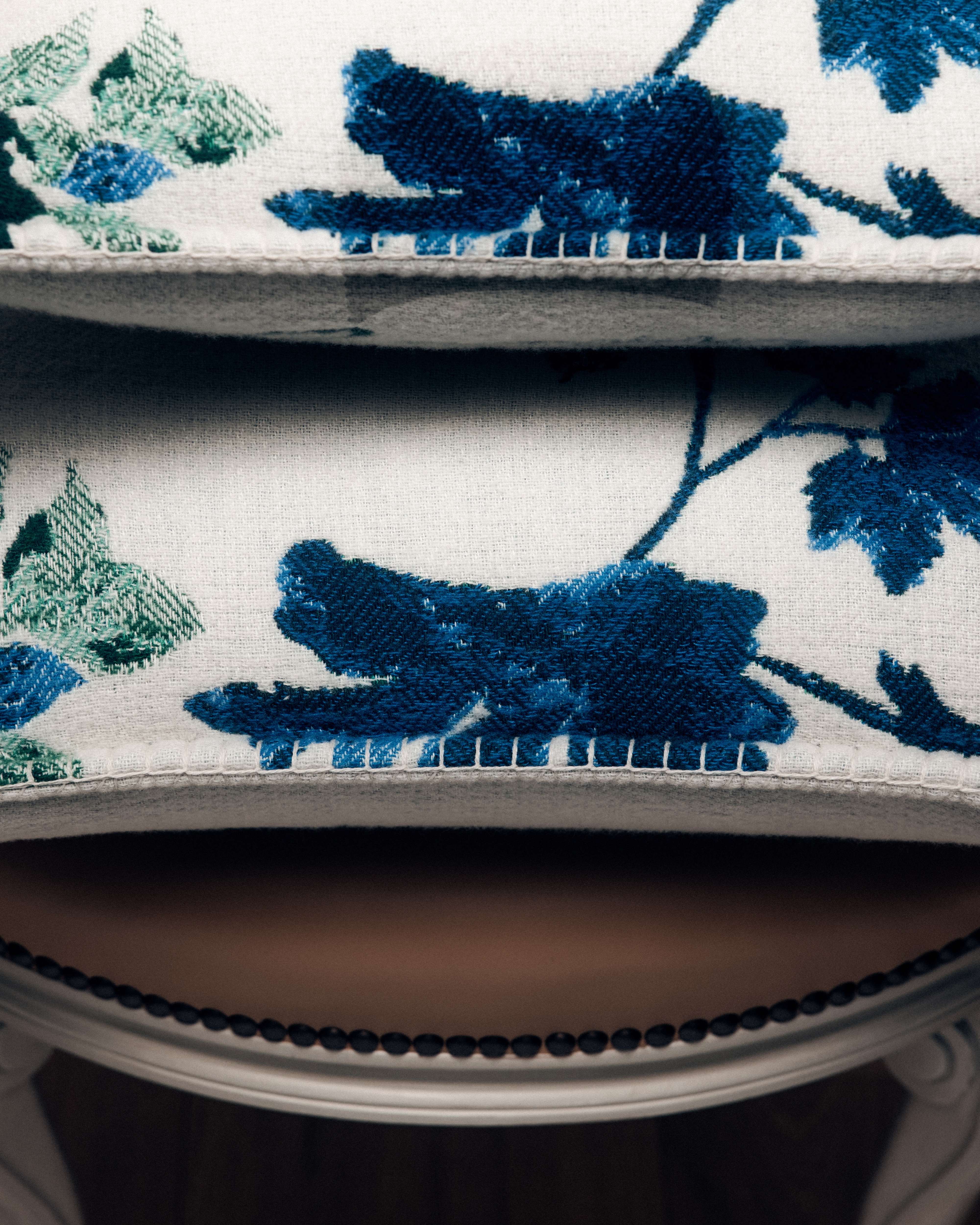 Look Coussin carré Jacquard de laine et cachemire blancs à motif feuilles E04