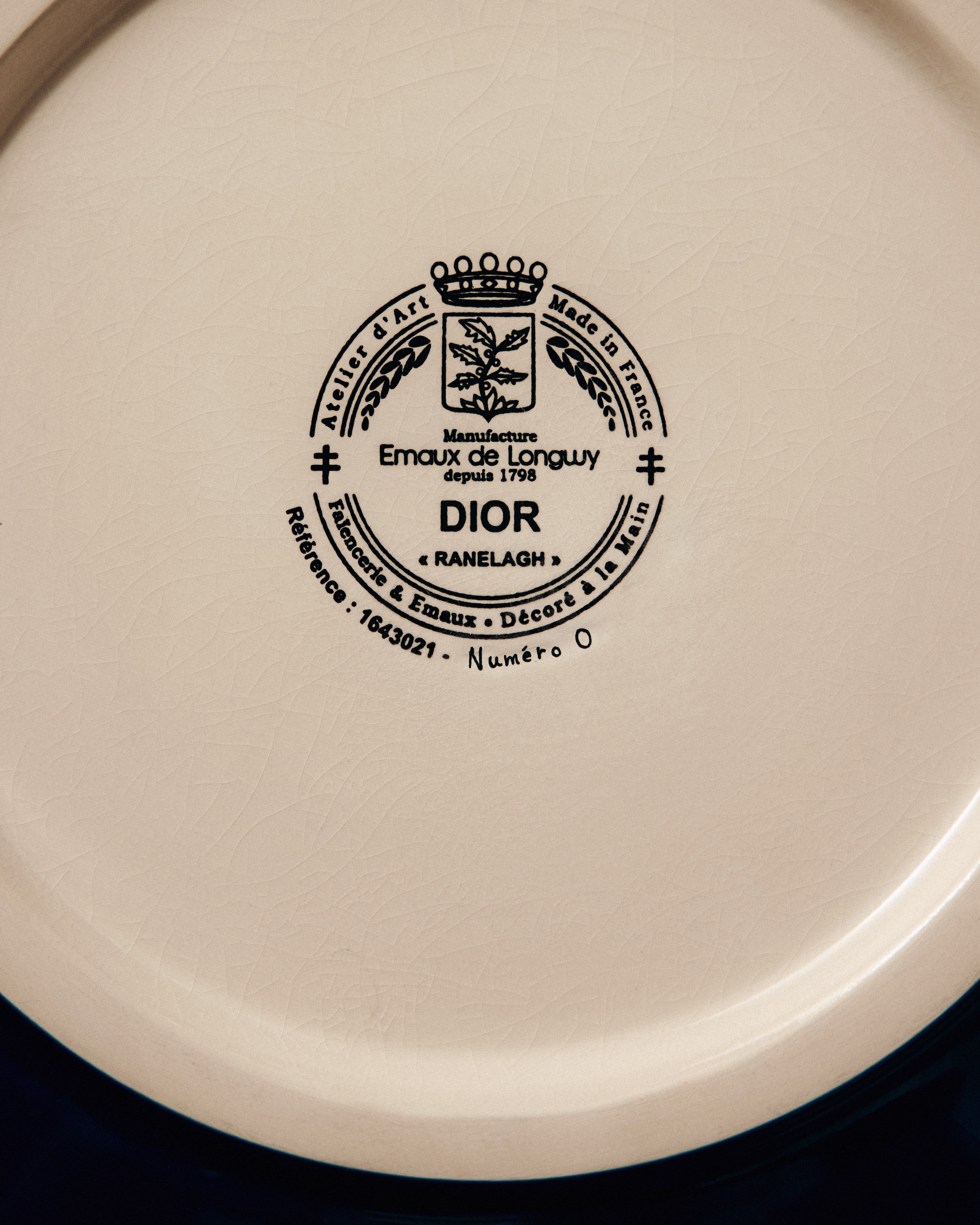 look_image_alt_prefix Große Schale Keramik und Emaille in Blau von Manufacture des Émaux de Longwy für Dior – mit Blumenmotiv in mehreren Farben E10