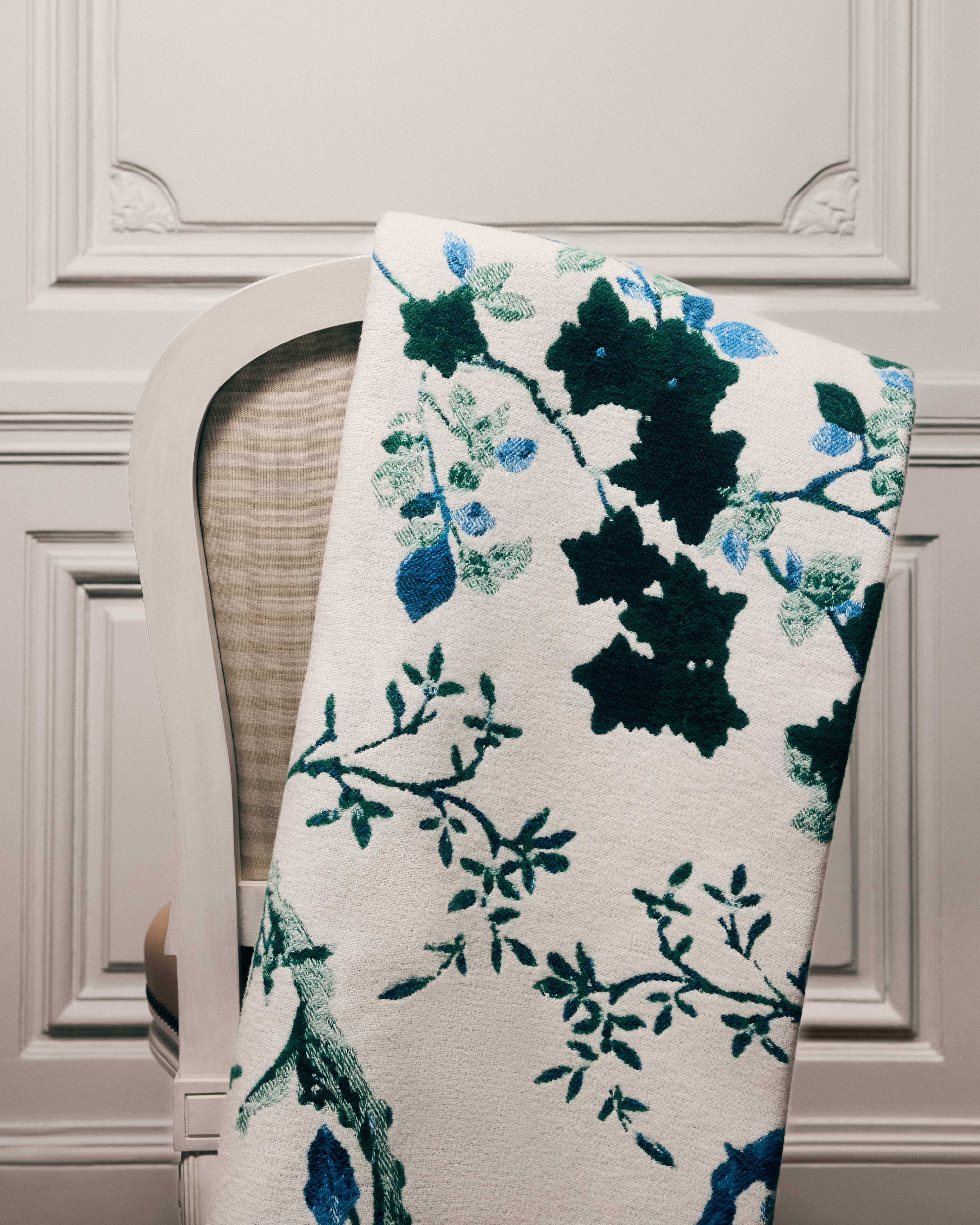 look_image_alt_prefix Plaid Jacquard van witte wol en kasjmier met bladmotief E16