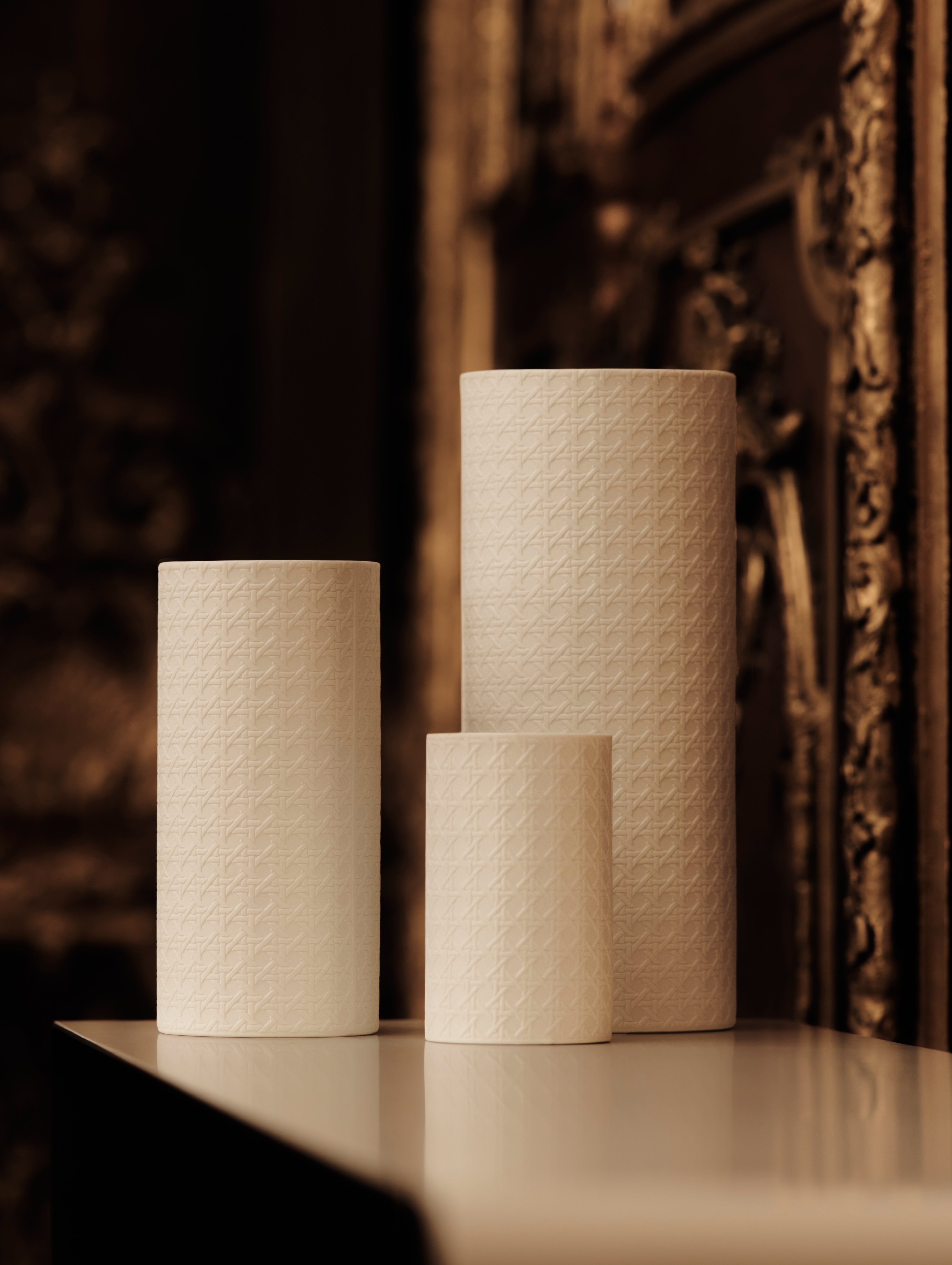 look_image_alt_prefix Kleine zylinderförmige Vase Limoges-Porzellan in Weiß mit Miss Dior Cannage Motiv in Reliefoptik E08