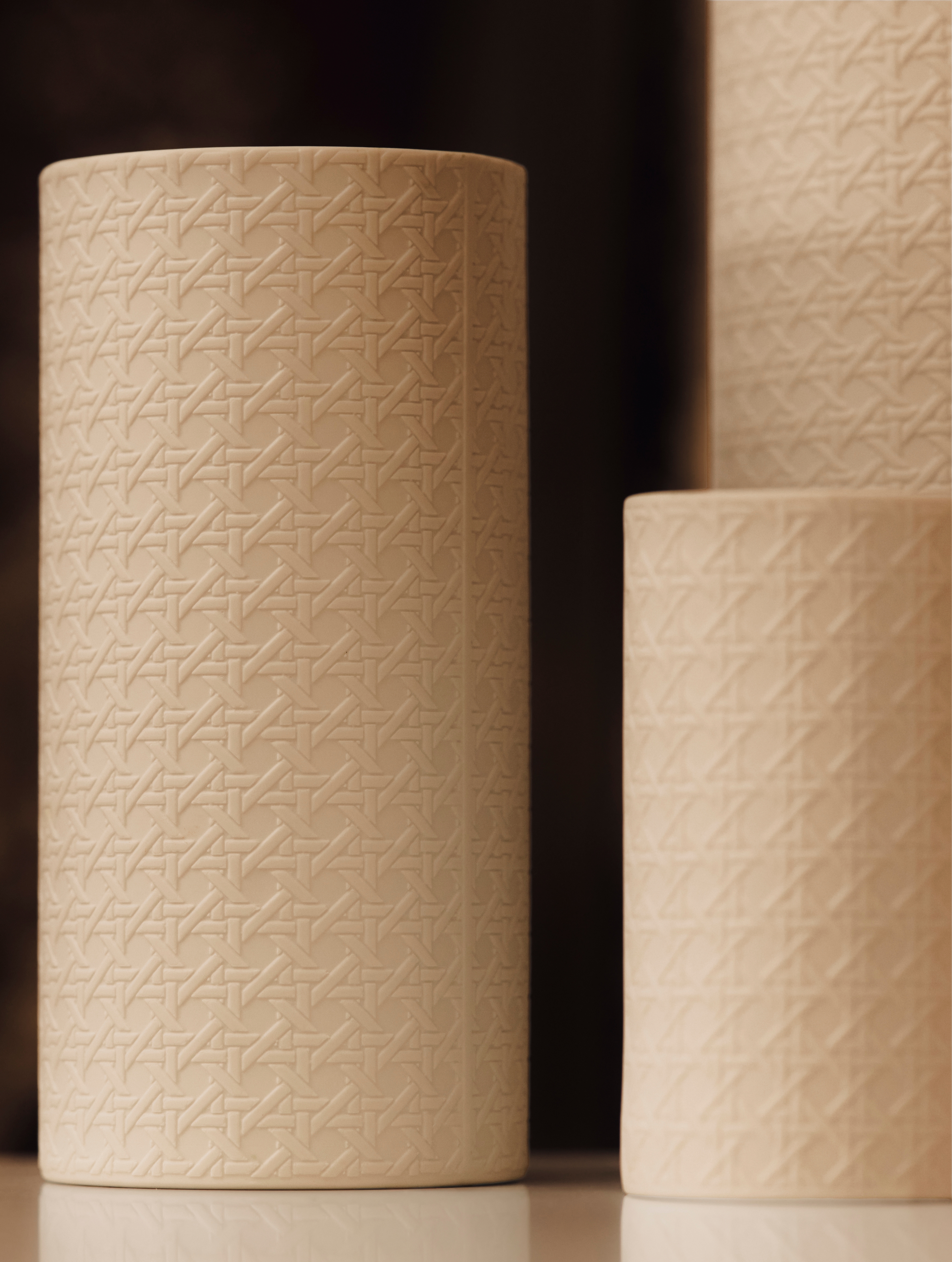 look_image_alt_prefix Zylinderförmige Vase Limoges-Porzellan in Weiß mit Miss Dior Cannage Motiv in Reliefoptik E09