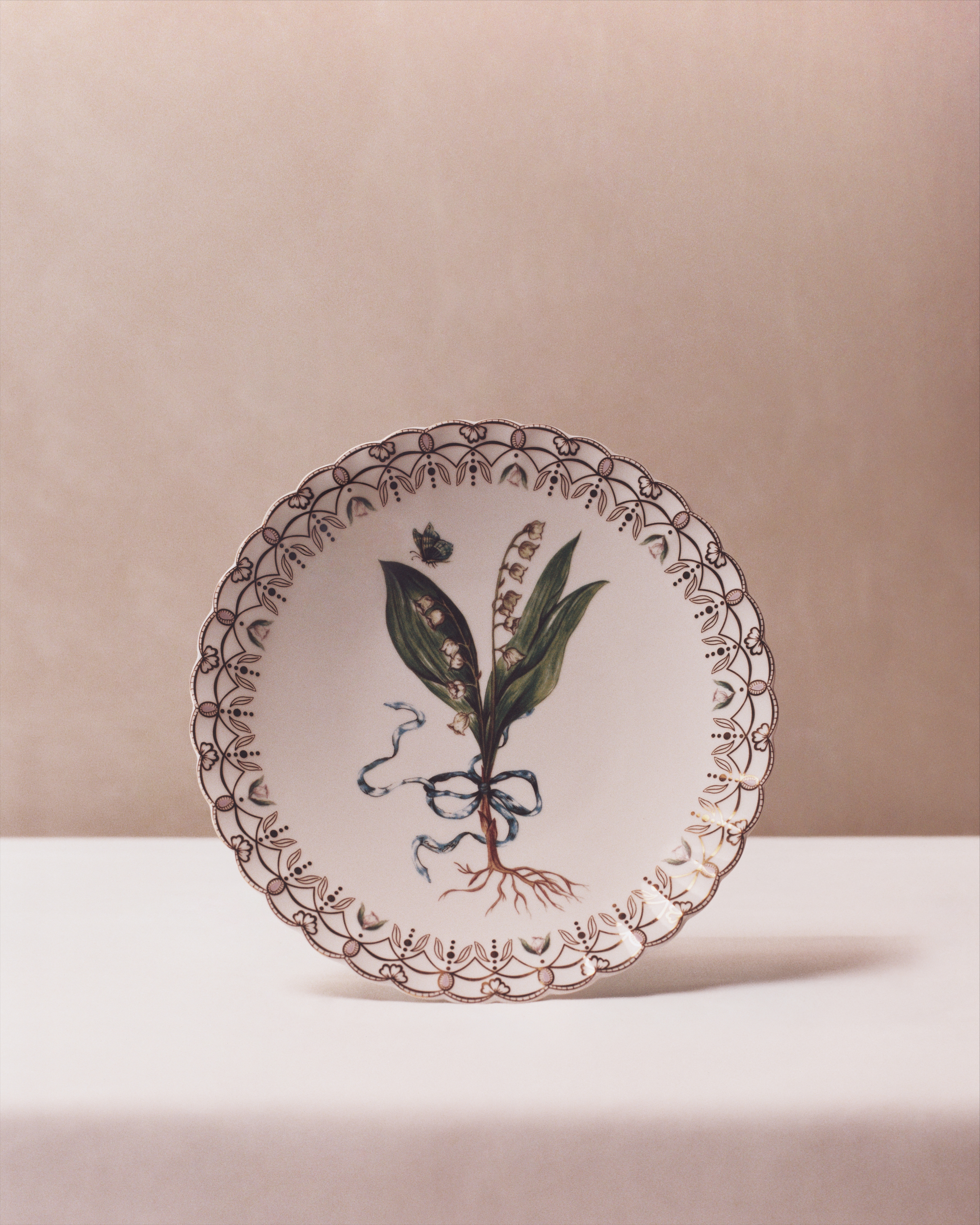 Dinner Plate Porcelain with Multicolor Lily of the Valley Motif and 24-Carat Gold E01