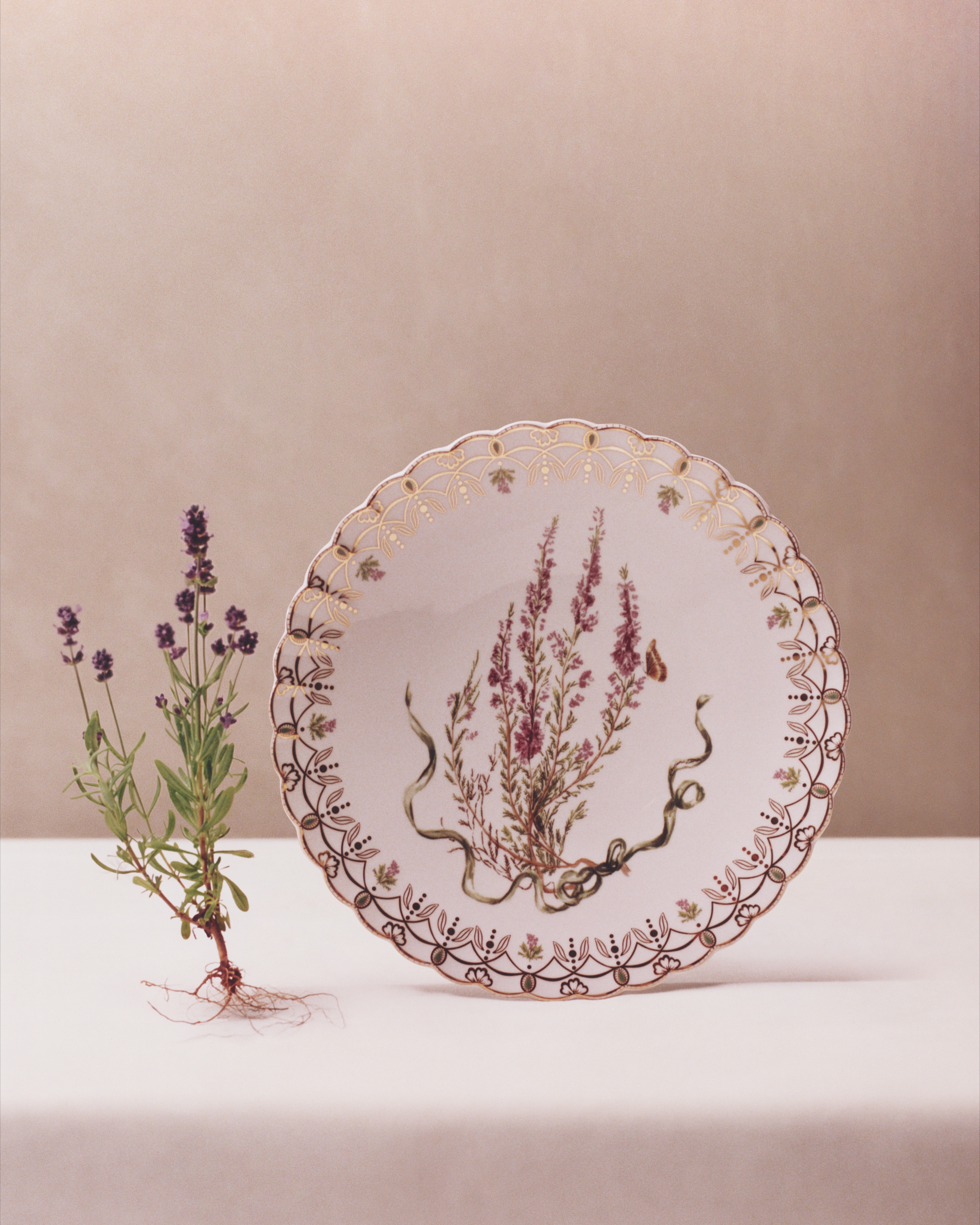 look_image_alt_prefix Speiseteller Porzellan mit Lavender Motiv in mehreren Farben und 24 Karat Gold E02