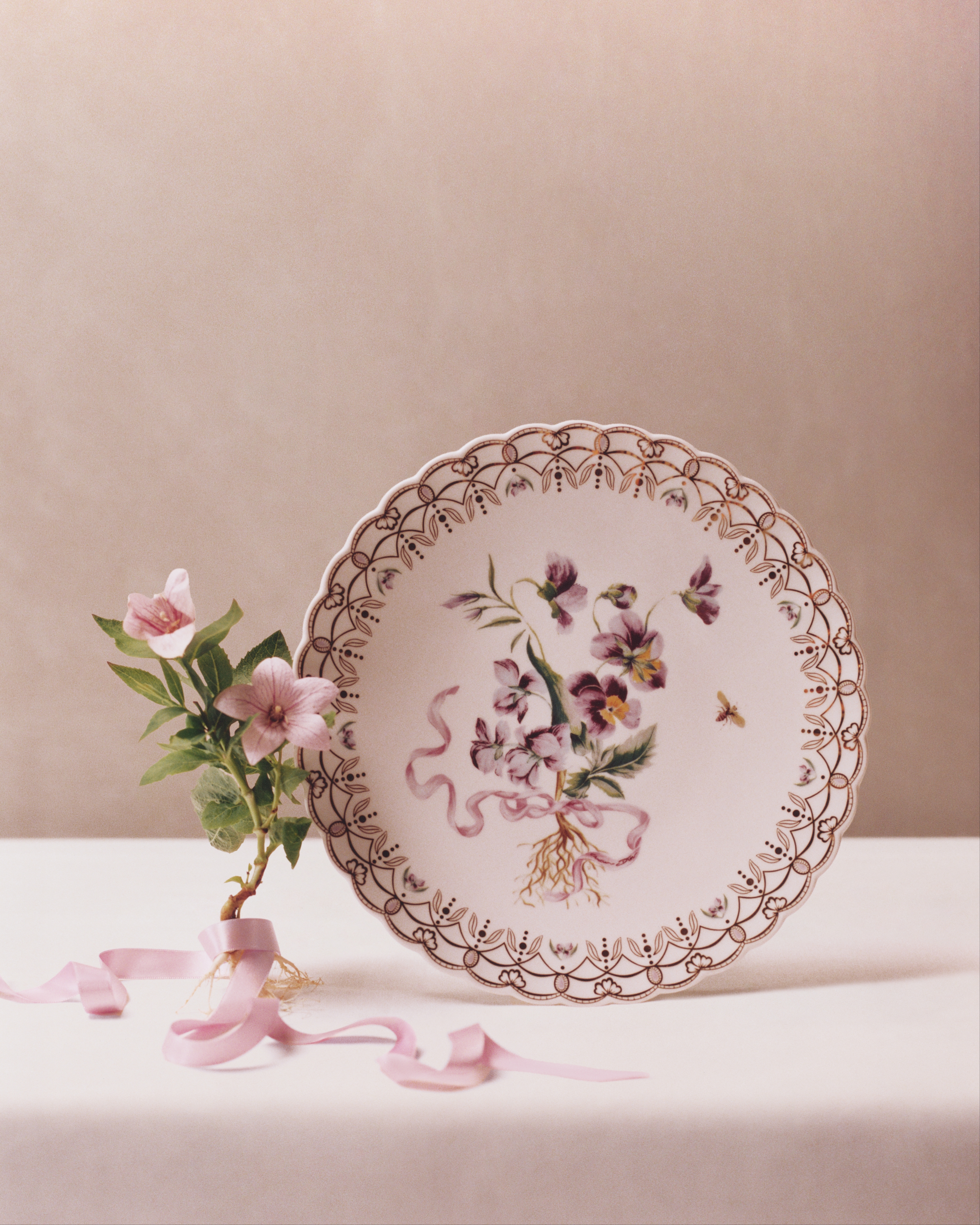 Dinner Plate Porcelain with Multicolor Pansy Motif and 24-Carat Gold E03
